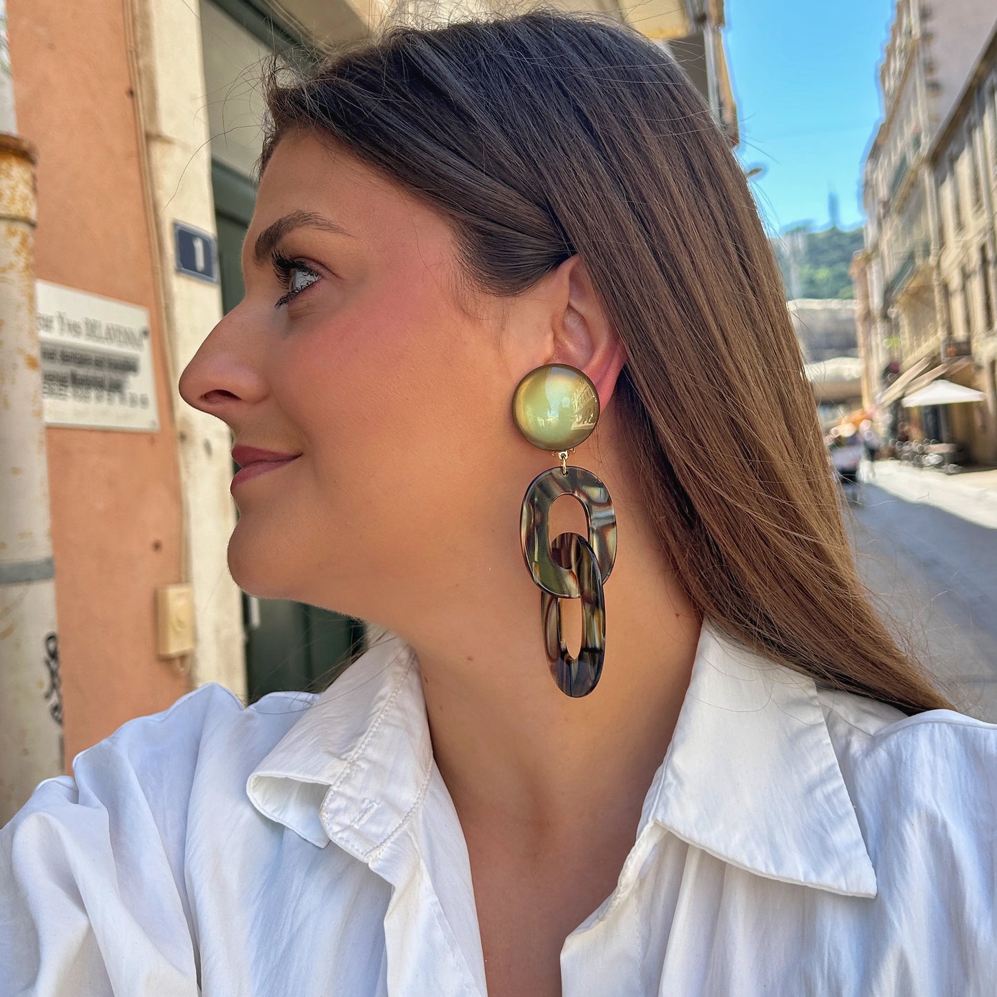 Boucles Double Messe Onyx Kaki Francine Bramli Paris avec cabochon kaki brillant et maillons résine effet écaille noire et marron