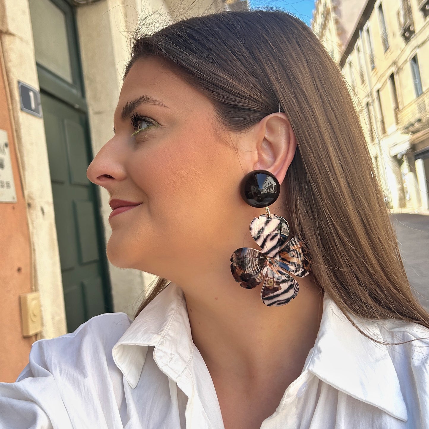 Boucles Flora Safari Francine Bramli Paris en forme de fleur avec motifs animaliers et imprimés graphiques multicolores.