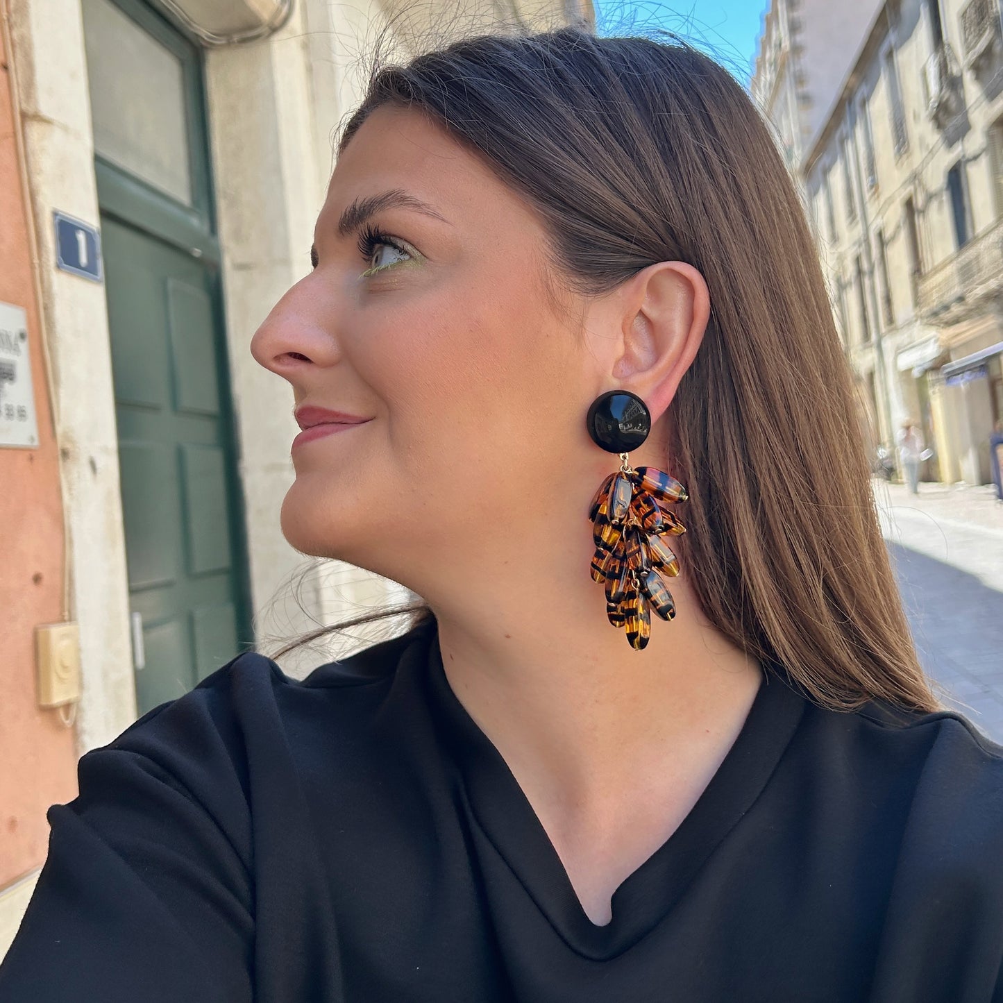 Boucles Grappe Abeille Francine Bramli Paris en résine écaille ambrée chez Divinity Sète