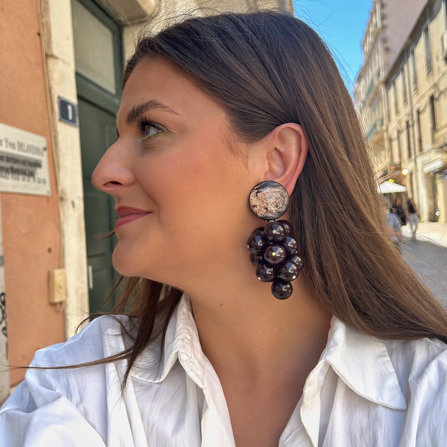 Boucles Grappe Marron Francine Bramli Paris avec cabochon marbré beige et grappes de perles chocolat brillantes