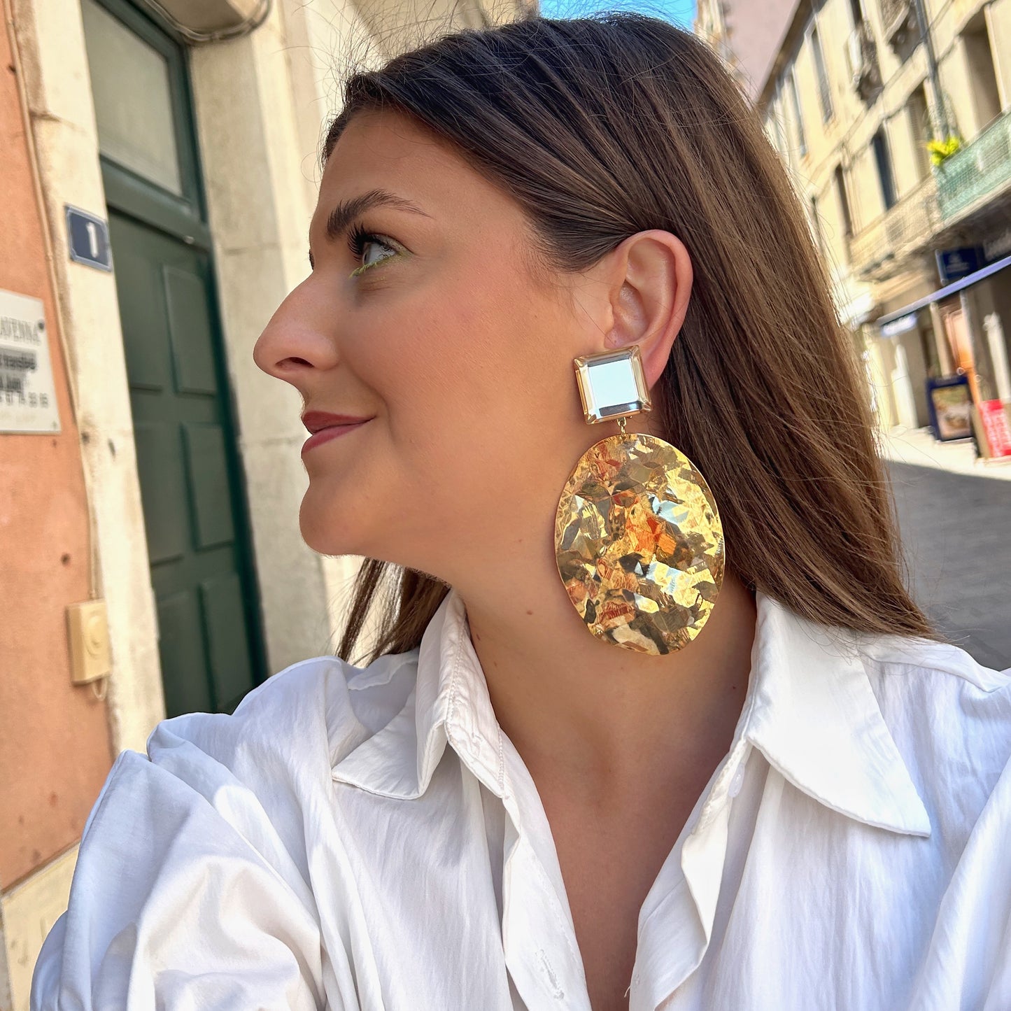 Boucles Héloïse Doré Francine Bramli Paris avec cabochon miroir carré et grand pendentif ovale martelé doré