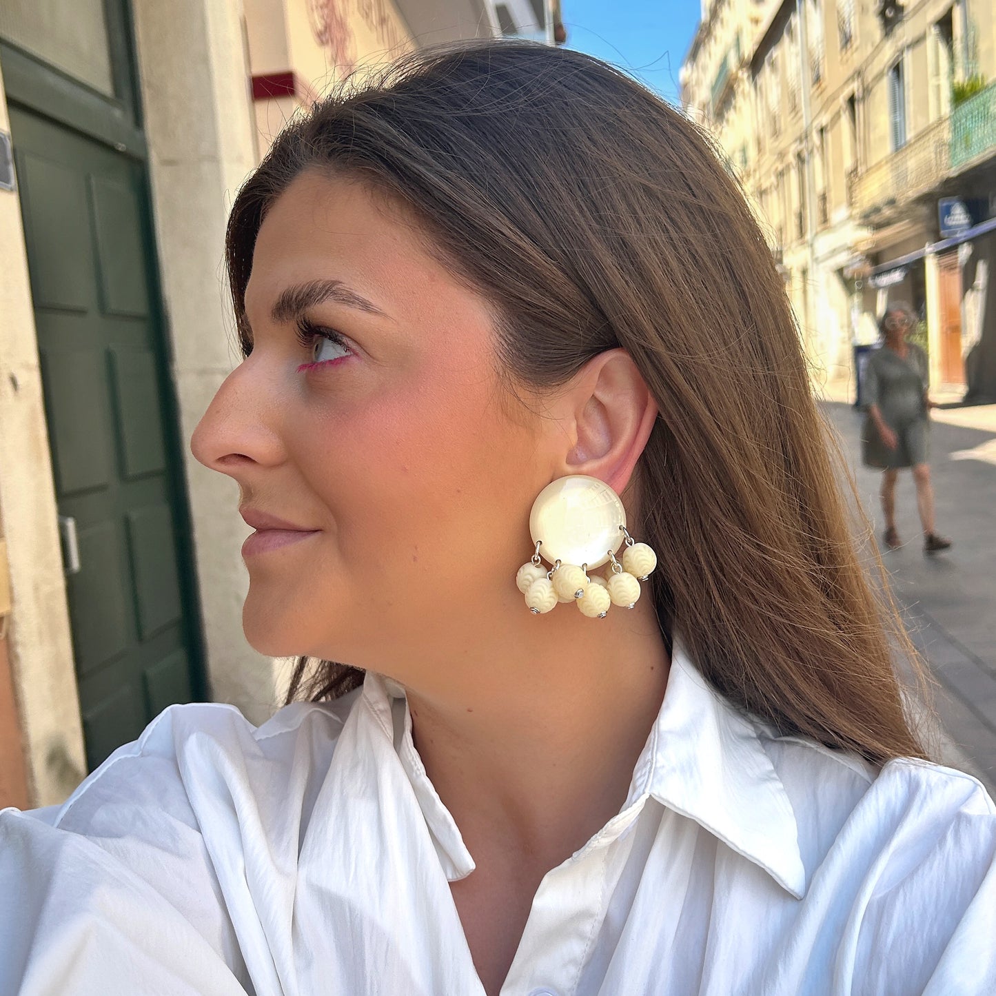 Boucles d'oreilles Jelly Crème Francine Bramli Paris avec cabochon rond nacré crème et perles ivoire suspendues texturées.
