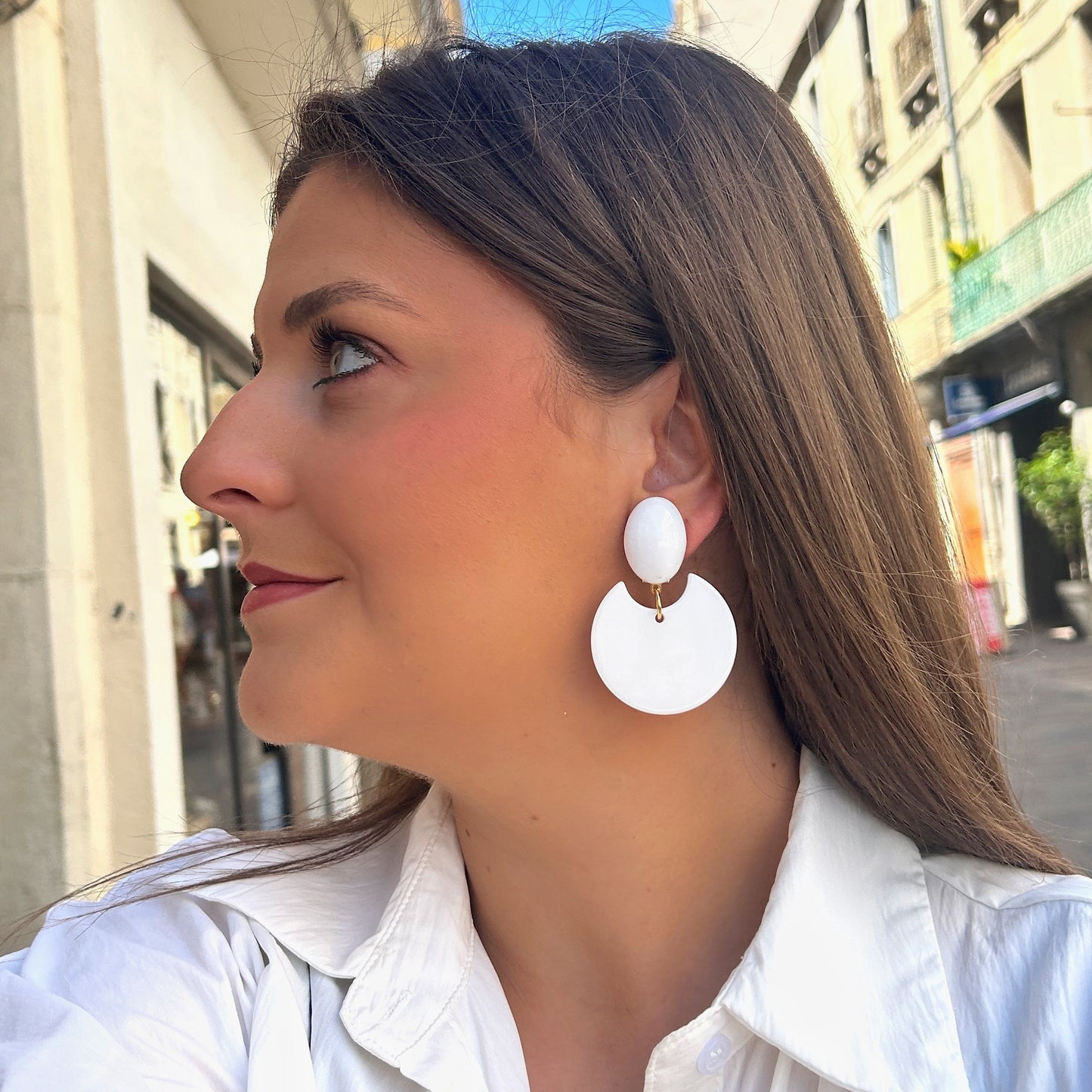 Boucles Karen Blanc Francine Bramli Paris blanches graphiques portées chez Divinity Sète