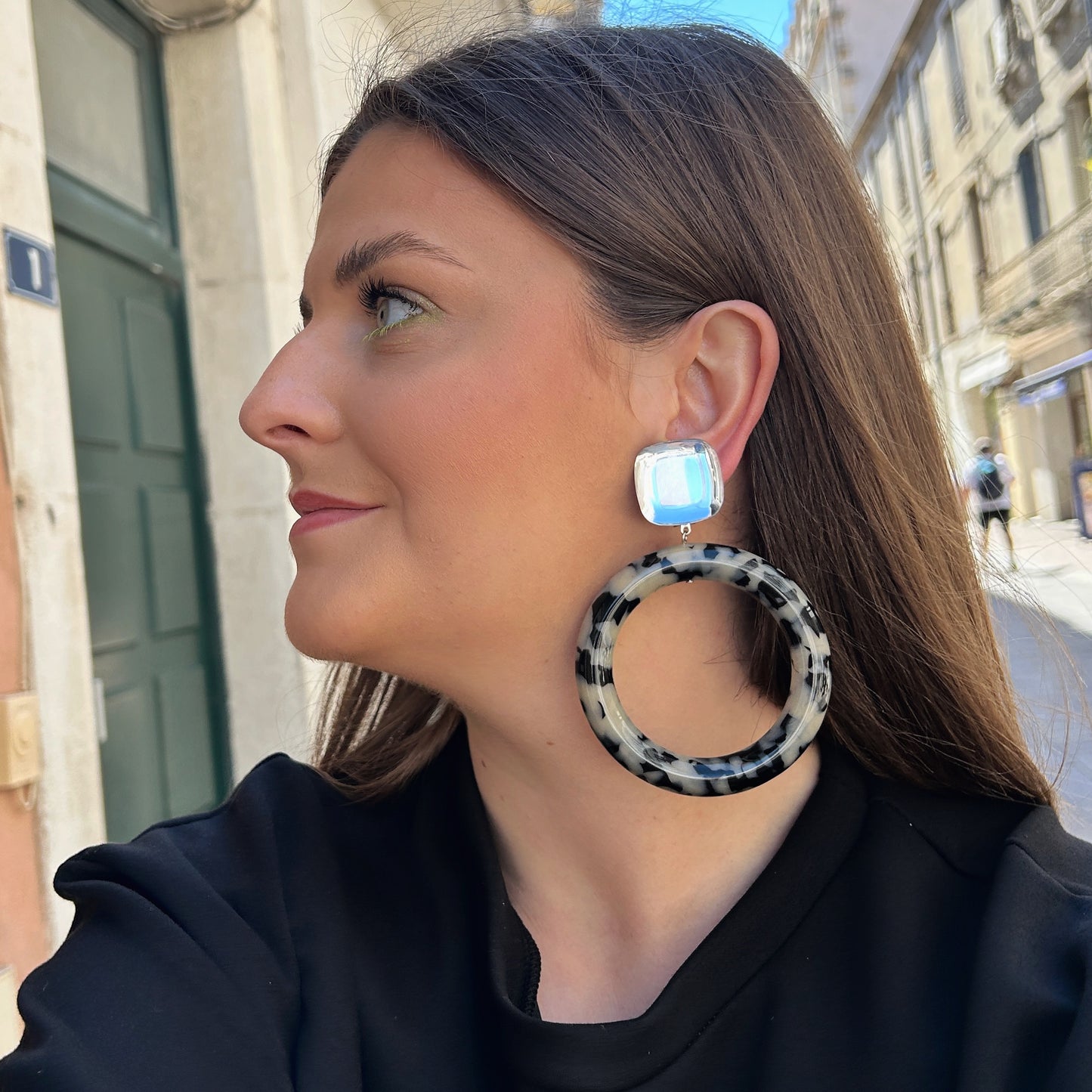 Boucles Marge Écaille Noir et Blanc Francine Bramli Paris avec grand anneau en résine marbrée noire et blanche et cabochon argenté