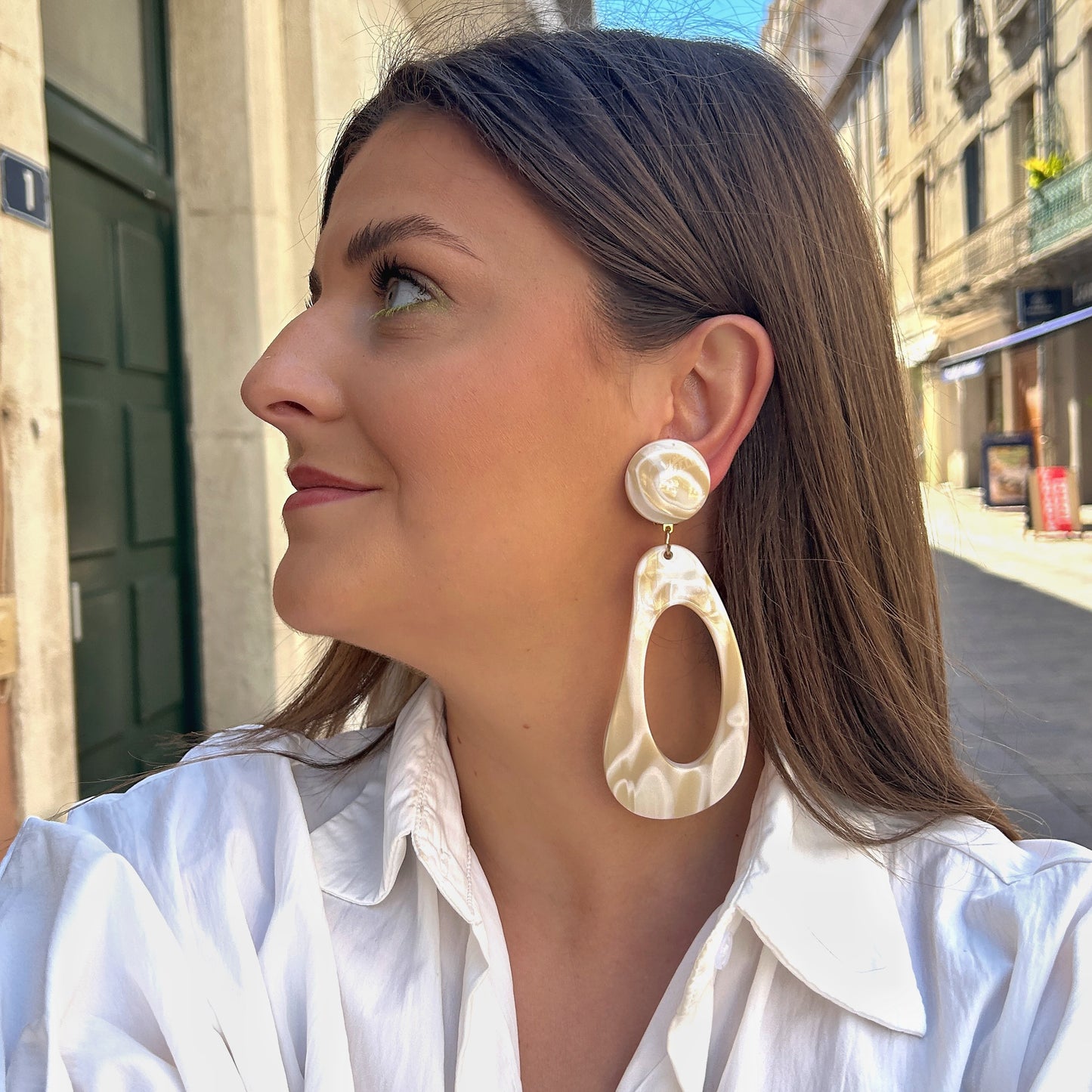 Boucles Mariane Alba Francine Bramli Paris nacrées blanches iridescentes chez Divinity Sète