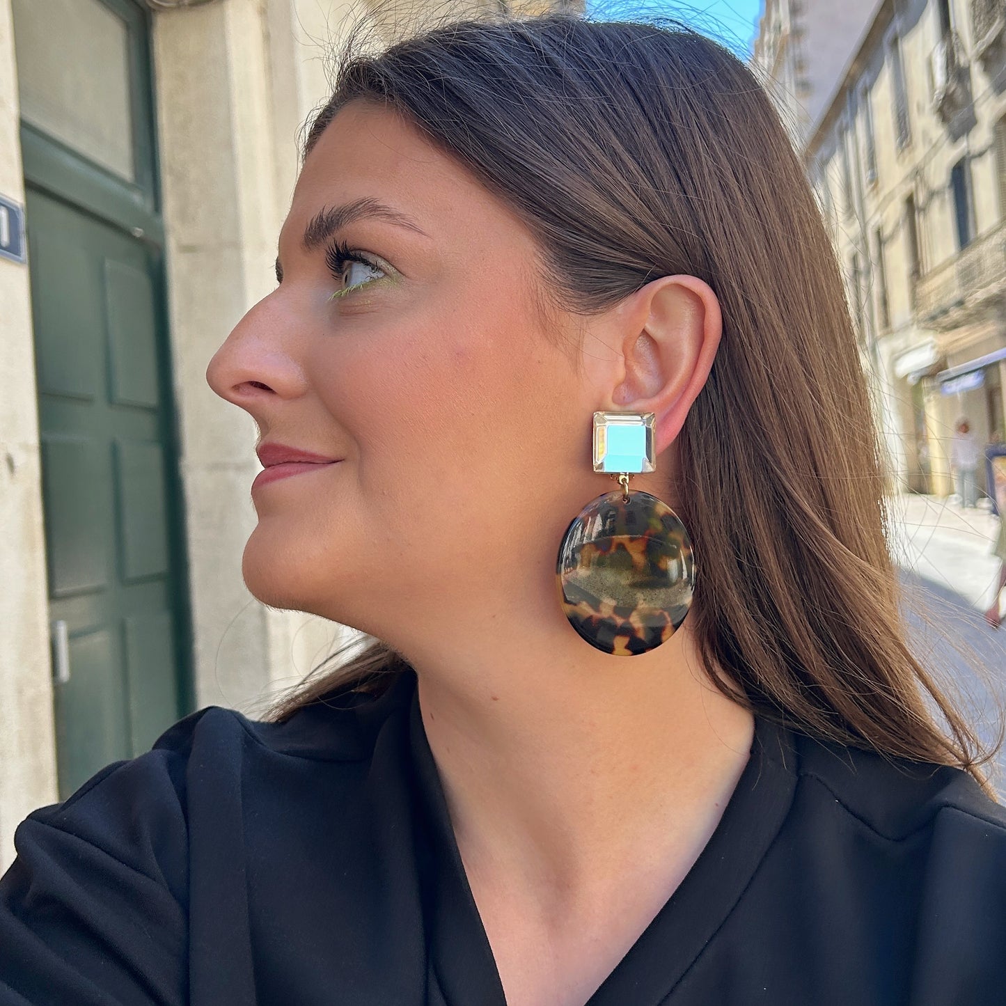 Boucles Mathilda Écaille de Tokyo Francine Bramli Paris en résine écaille et cabochon transparent