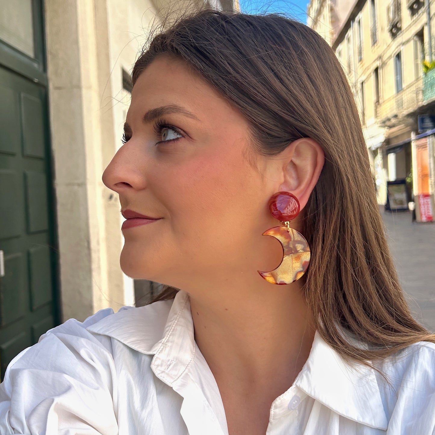 Boucles Moon Francine Bramli Paris avec pendentif demi-lune écaille ambrée chez Divinity Sète
