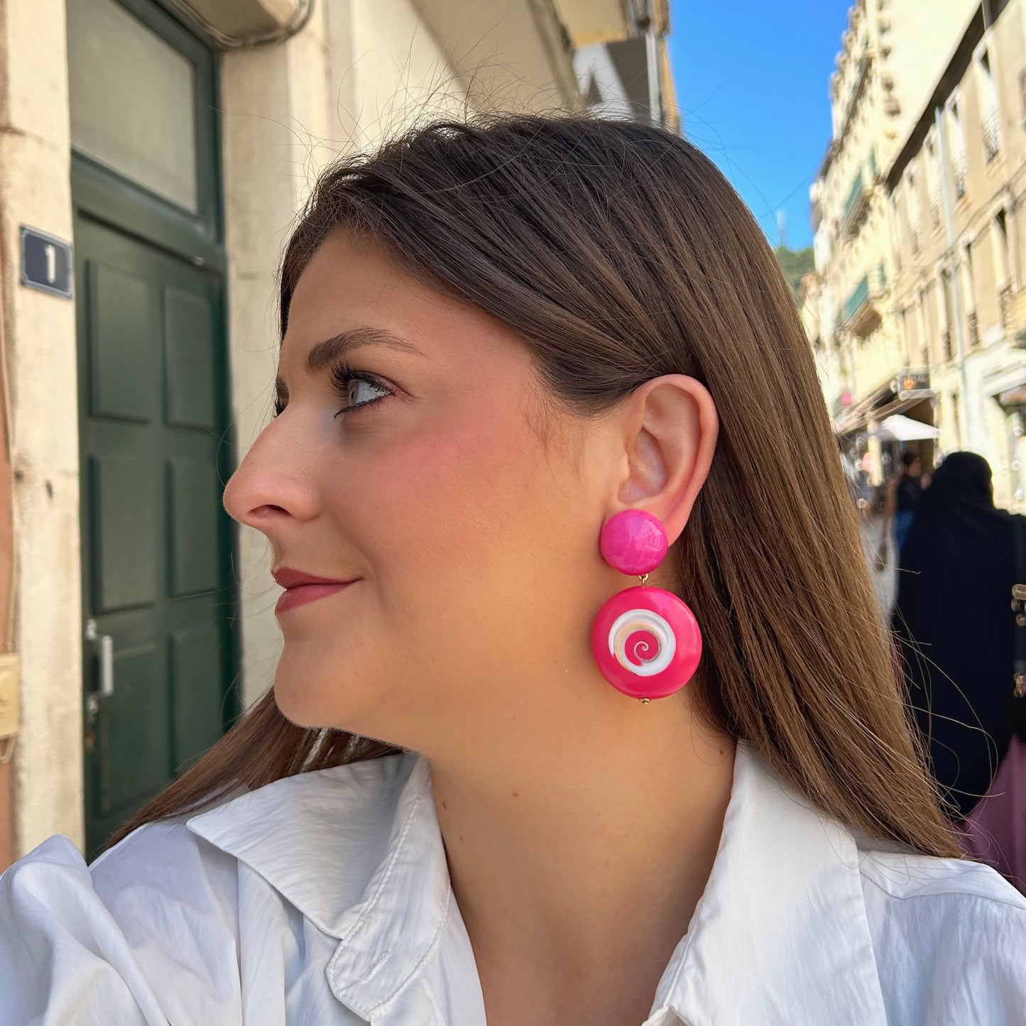 Boucles Natural Rose Francine Bramli Paris en résine rose fuchsia avec motif spirale nacré blanc