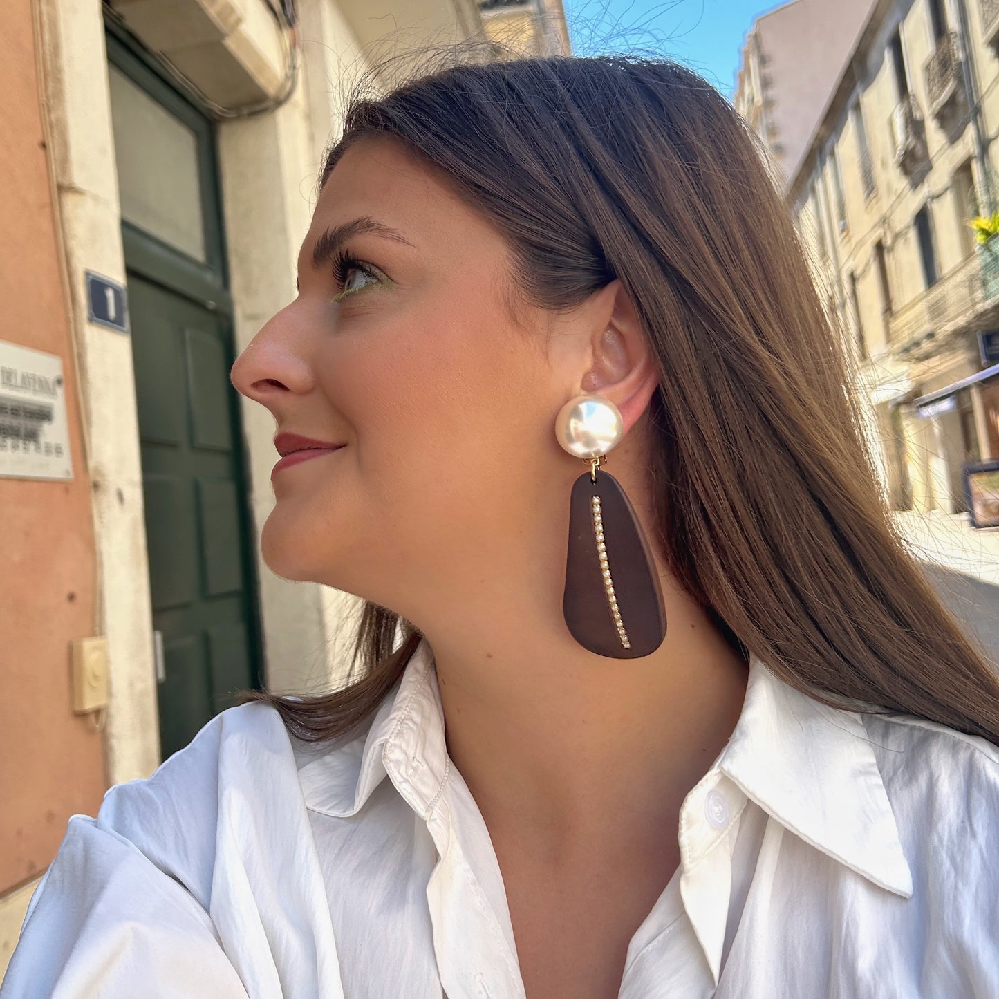 Boucles New York Marron Perles Francine Bramli Paris avec perles nacrées, pampilles marron mates et ligne centrale de strass dorés.