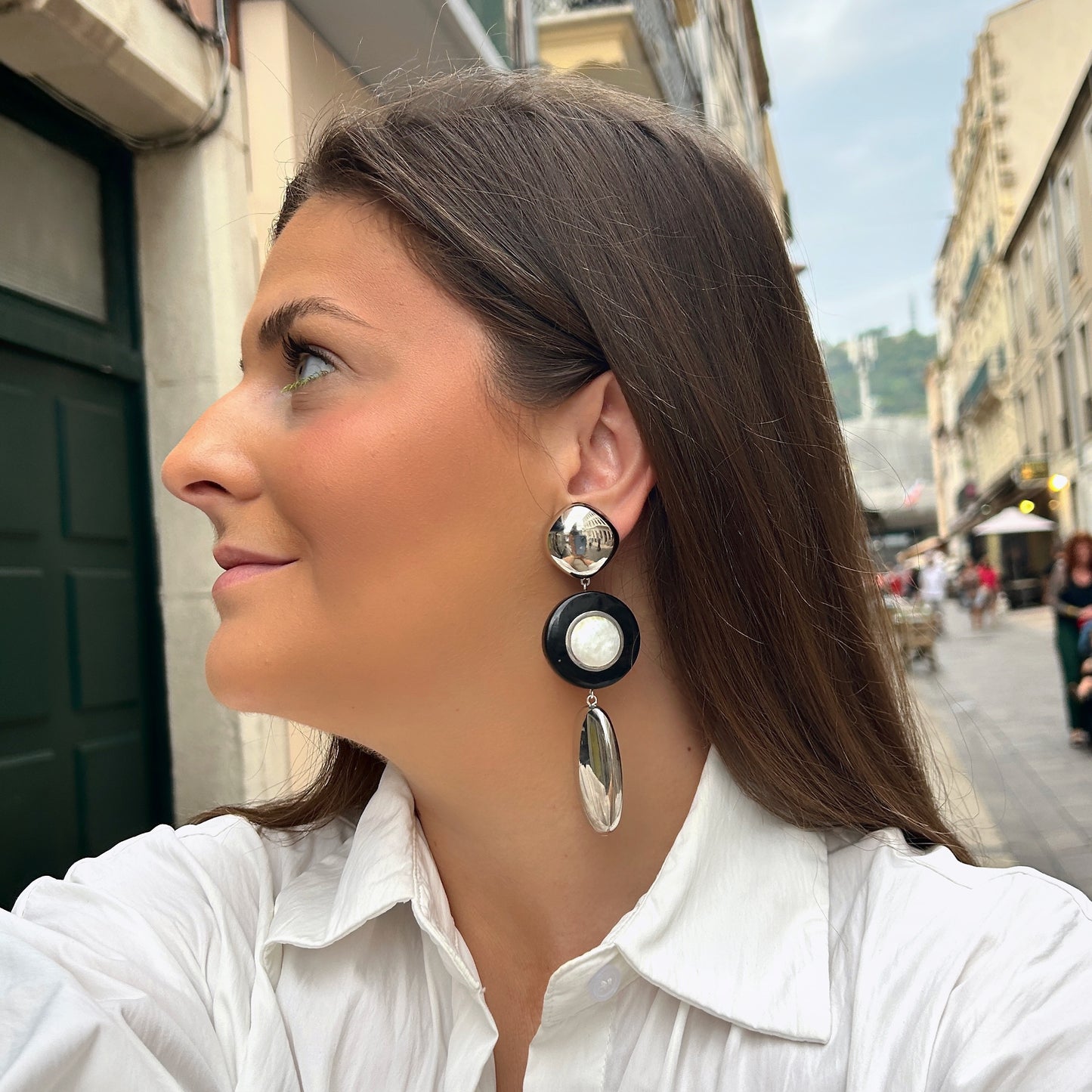 Boucles d'oreilles Anastasia Silver Nacre Francine Bramli en résine noire, nacre et finition argentée
