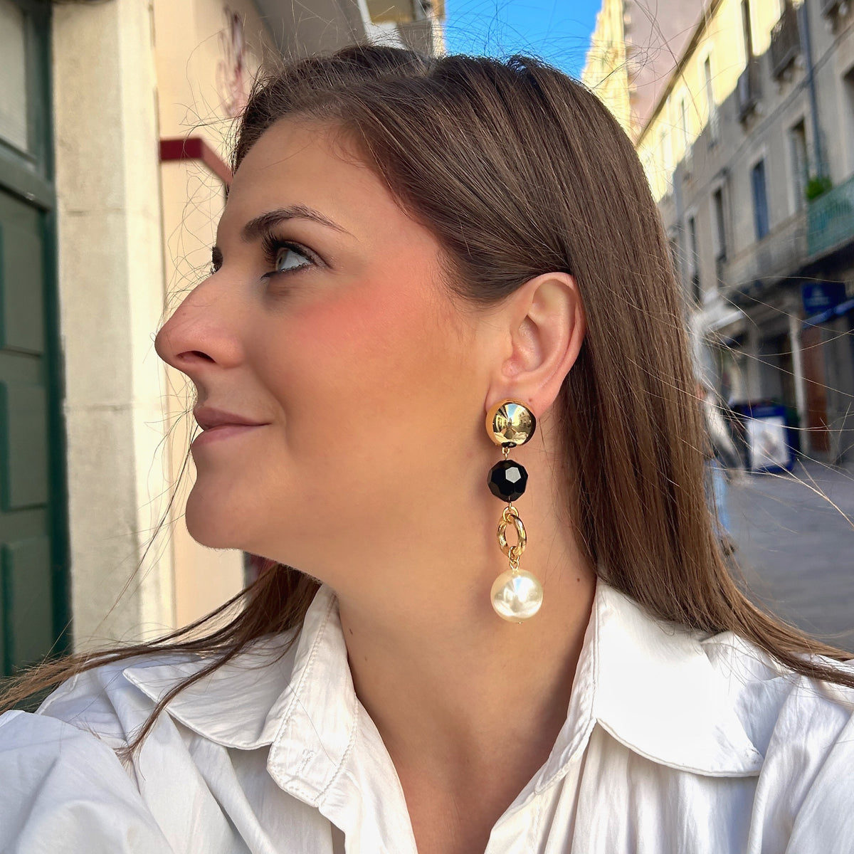 Boucles d'oreilles à clips Anastatia Perles Noir Francine Bramli Paris avec bouton rond doré effet miroir, perle noire facettée, anneau ovale doré et grande perle nacrée ivoire – Divinity Sète.
