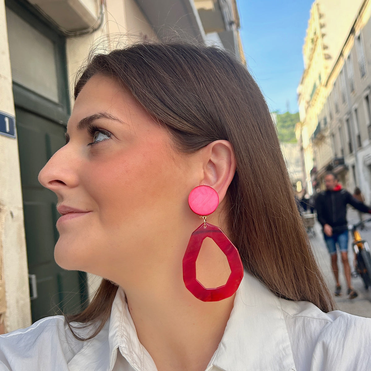 Boucles d’oreilles Castanea Bordeaux à clips Francine Bramli Paris, cabochons ronds rose framboise et grands pendentifs gouttes ajourées marbrés bordeaux et fuchsia, Divinity Sète.