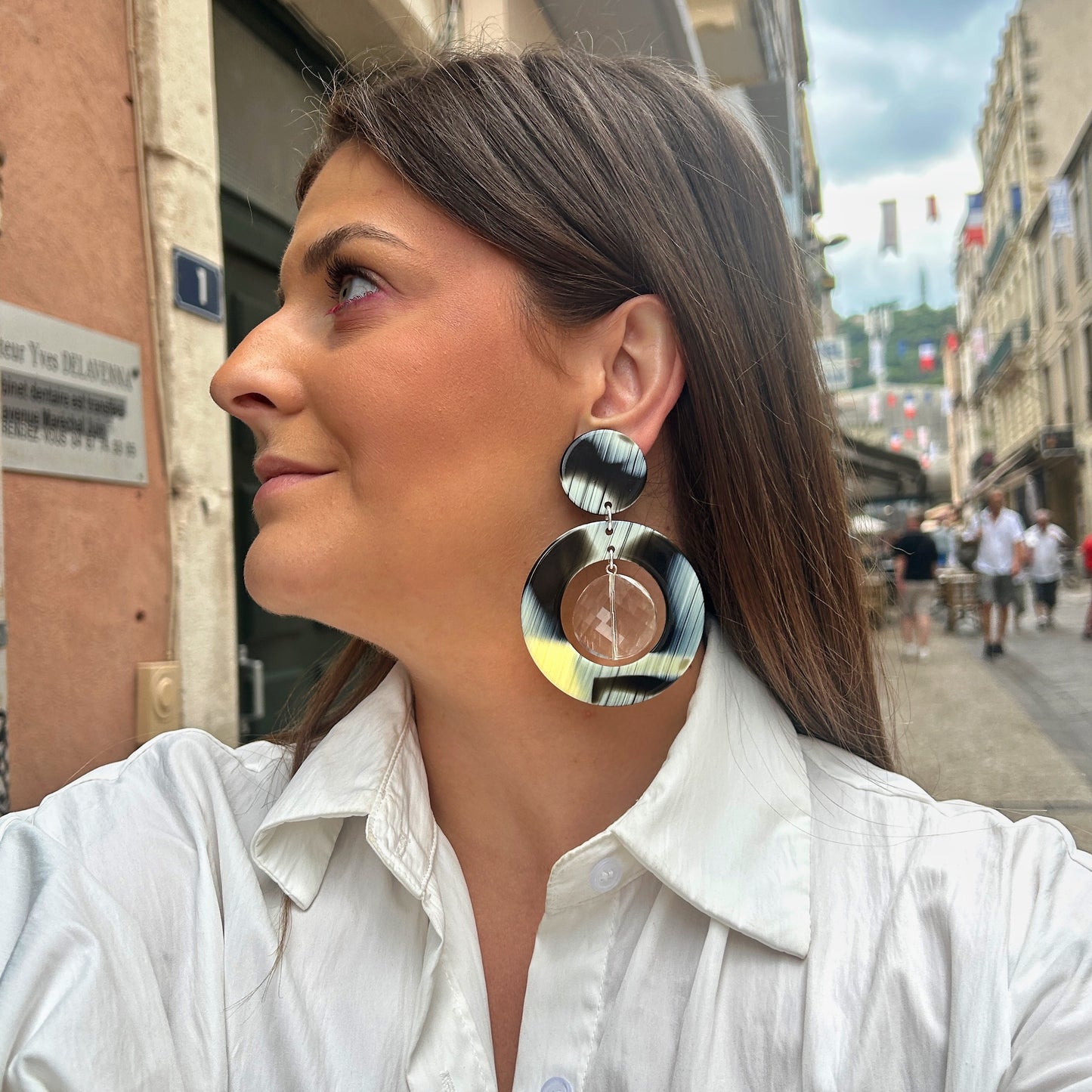 Boucles d'oreilles Cecilia Corne Pampilles Francine Bramli en résine effet corne avec anneau graphique et pampille transparente facettée