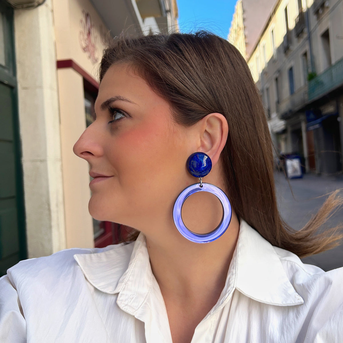 Boucles d’oreilles à clips Veronica M Bleu Francine Bramli Paris, bouton rond bleu profond et anneau circulaire bleu violet translucide – Divinity Sète