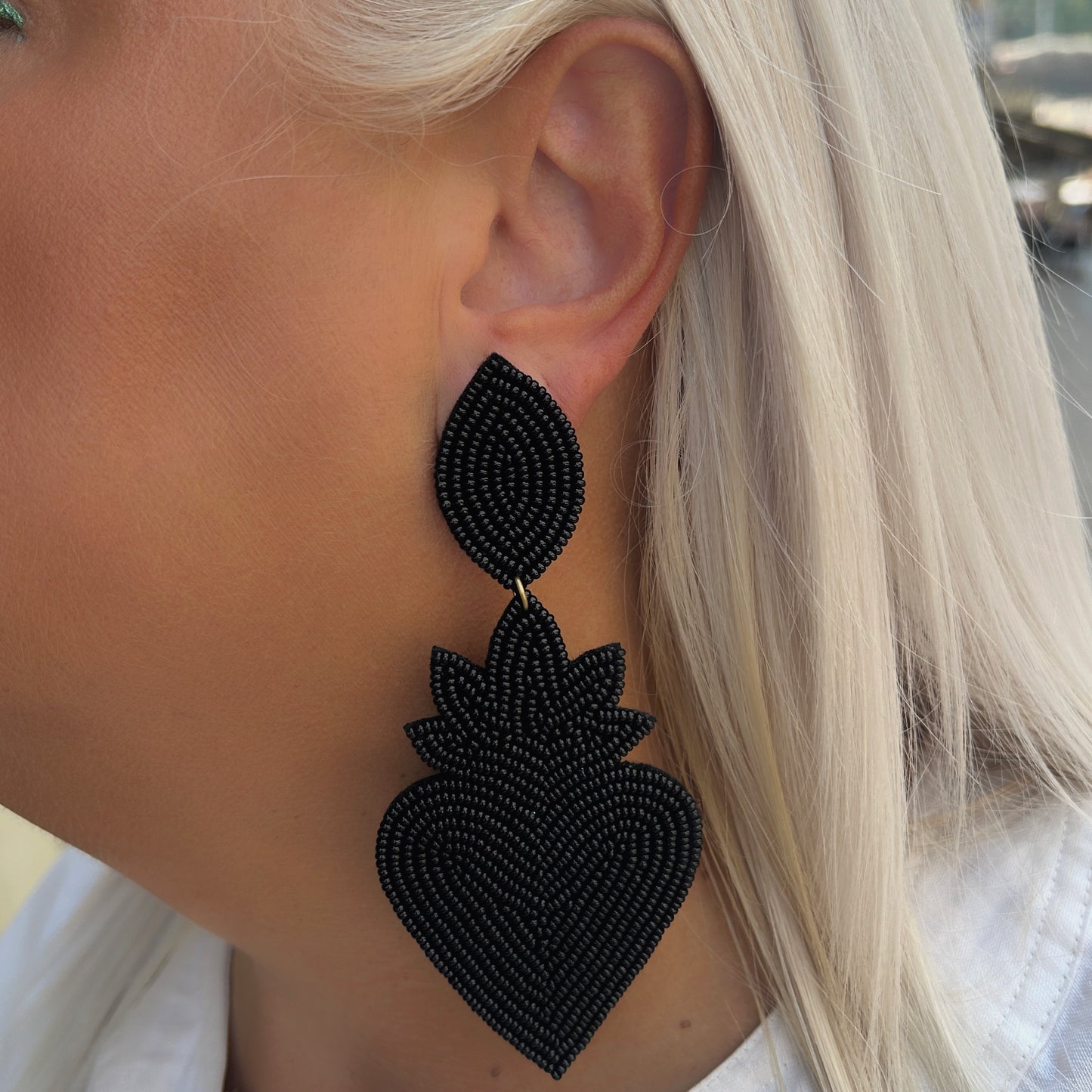 Boucles d'oreilles Cœur Sacré Noires Thelma & Nina brodées de perles noires avec tige en plaqué or