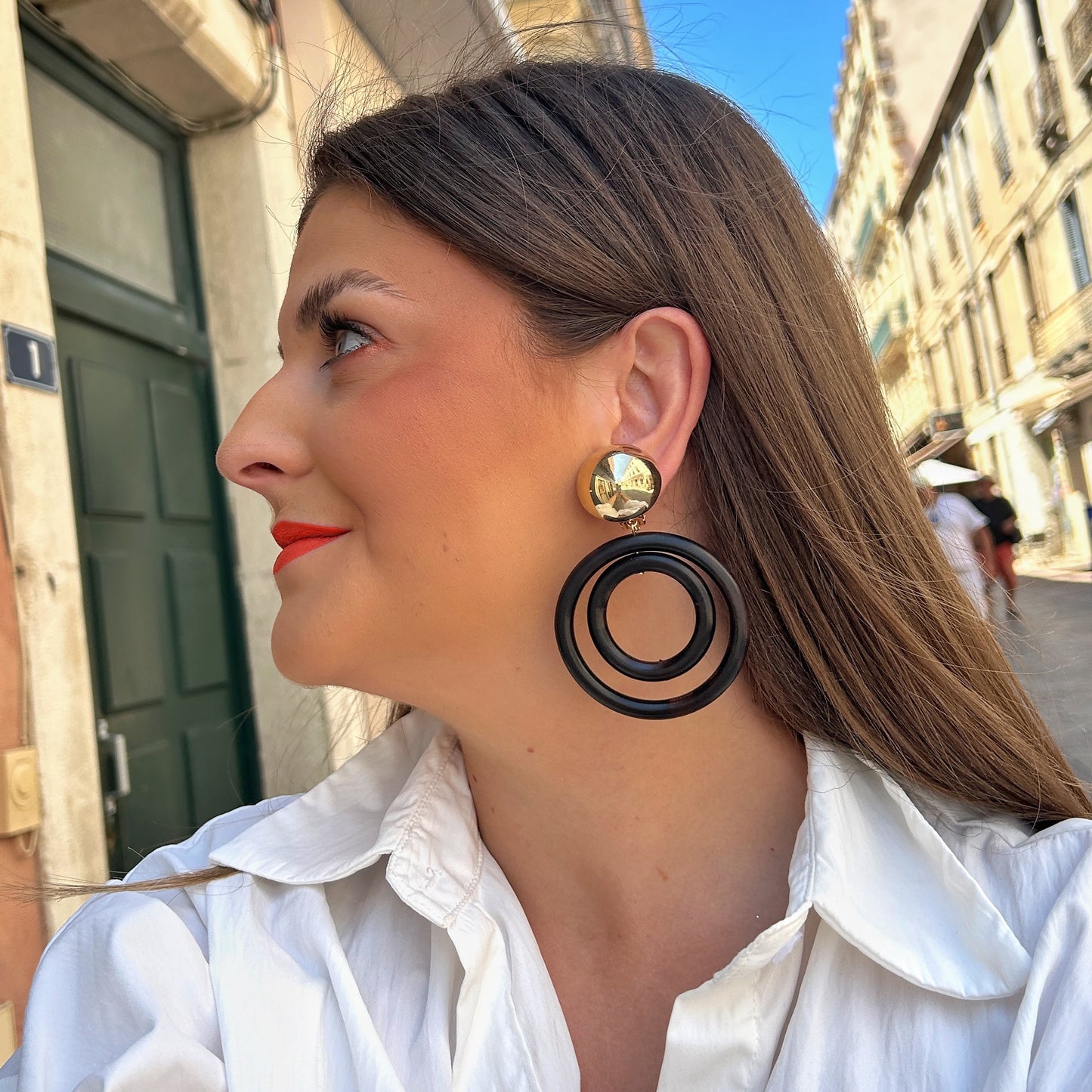 Boucles d'oreilles Comète Double Noir Francine Bramli Paris à doubles anneaux noirs portées