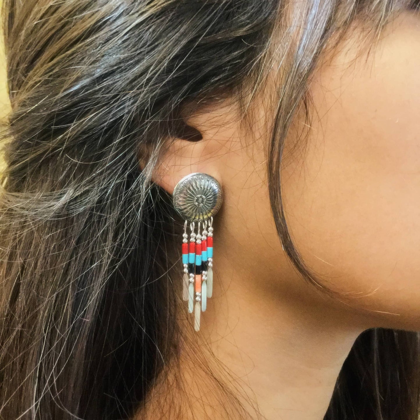 Boucles d’oreilles Harpo E310 Concha en argent avec perles multicolores rouge, turquoise, noir et ivoire, inspirées des bijoux Navajo traditionnels.