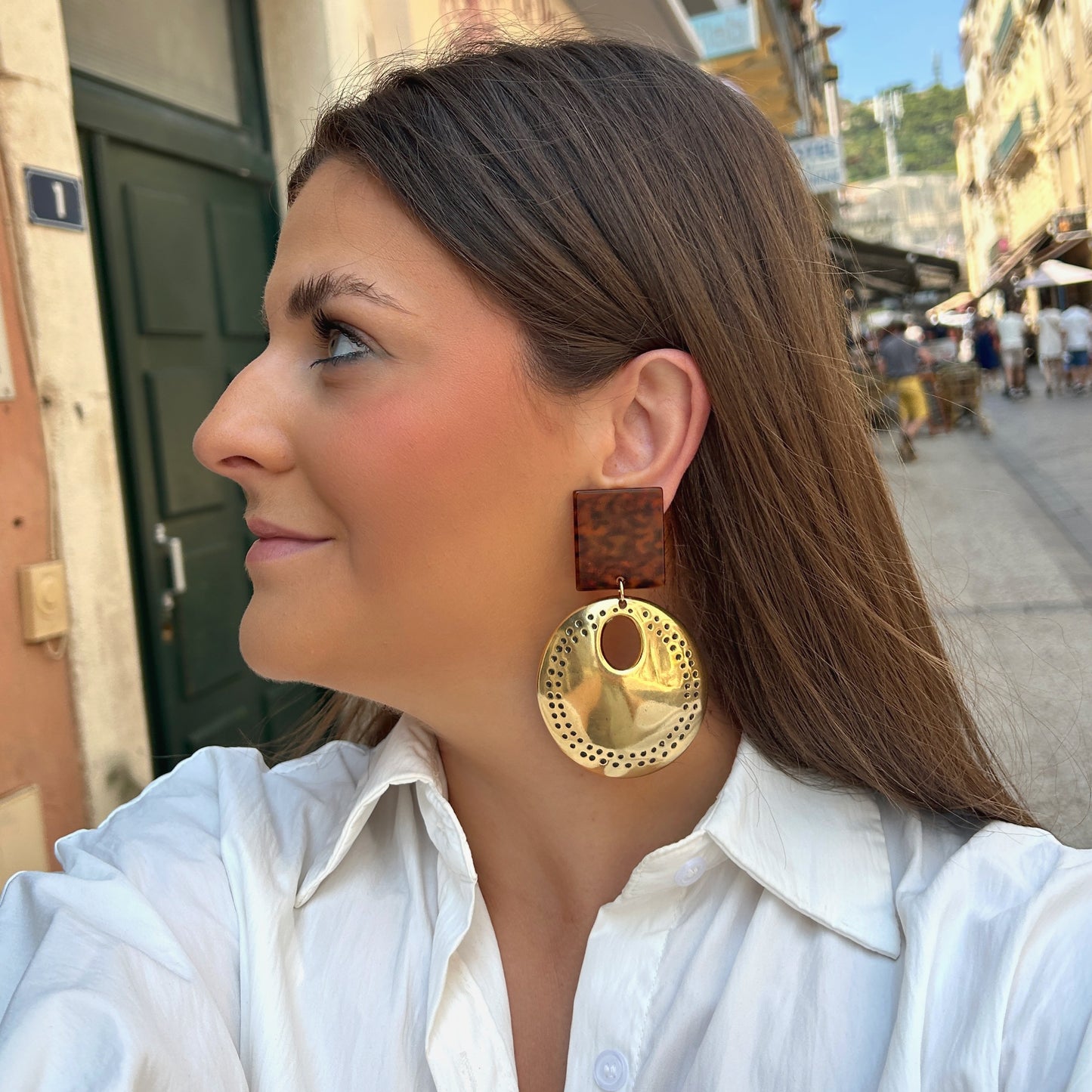 Boucles d'oreilles Elena Gold Francine Bramli en résine effet écaille et métal doré martelé ajouré