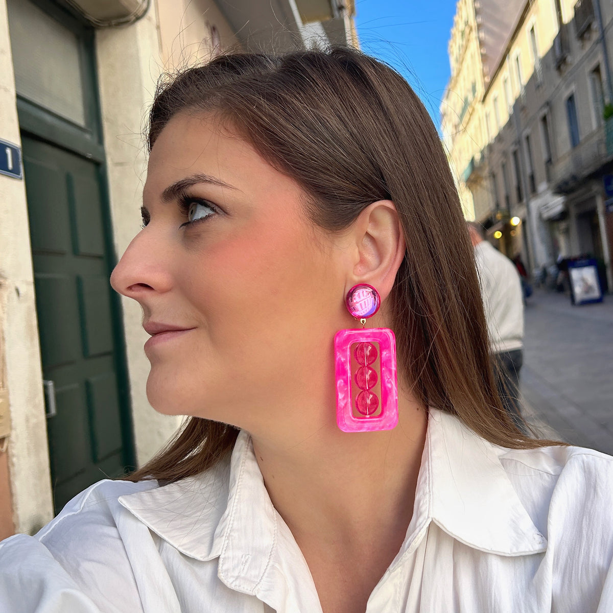 Boucles d'oreilles à clips Estelle Rose Miroir Francine Bramli Paris, clips ronds miroir rose, pendentifs rectangulaires en résine fuchsia marbrée et trois perles miroir roses – Divinity Sète.