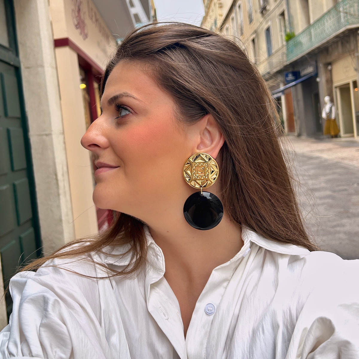 Boucles d’oreilles Estrella Black Francine Bramli Paris avec médaillon doré et disque noir brillant