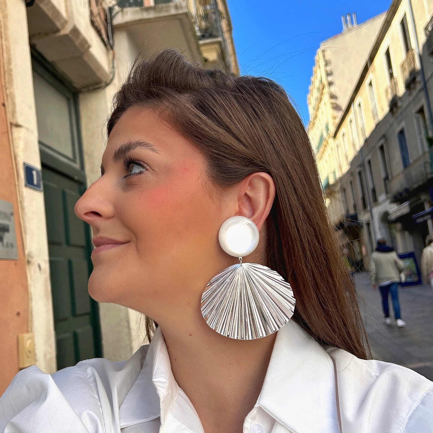 Boucles pendantes éventail silver blanc Francine Bramli Paris