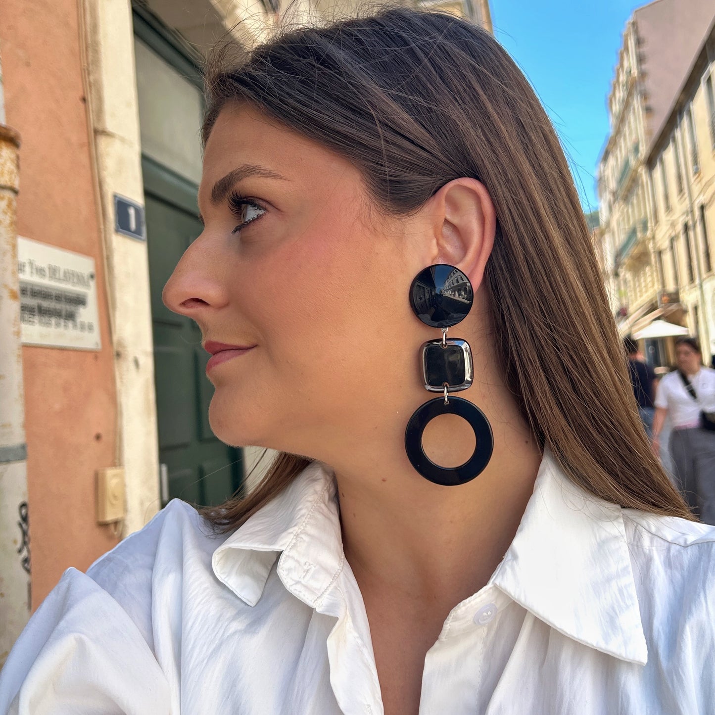 Boucles d’oreilles Inky Noires Francine Bramli Paris avec formes géométriques noires et anneau ajouré graphique