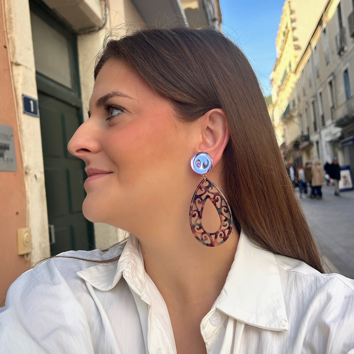 Boucles d’oreilles Isolda Violet à clips Francine Bramli Paris, cabochons ronds irisés et grandes gouttes ajourées aux motifs arabesques.