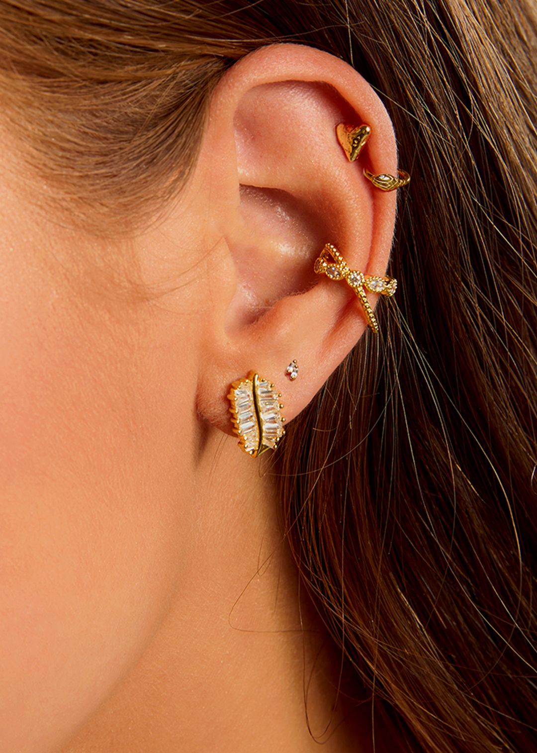 Boucles d’oreilles Leaves Mya Bay portées à l’oreille