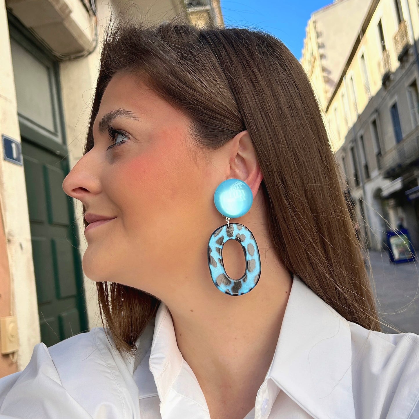 Boucles tendance colorées bleu léopard Francine Bramli Paris