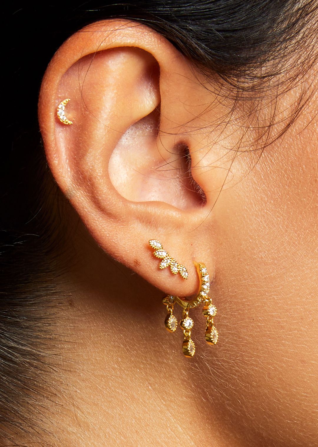Boucles d’oreilles London Mya Bay portées à l’oreille