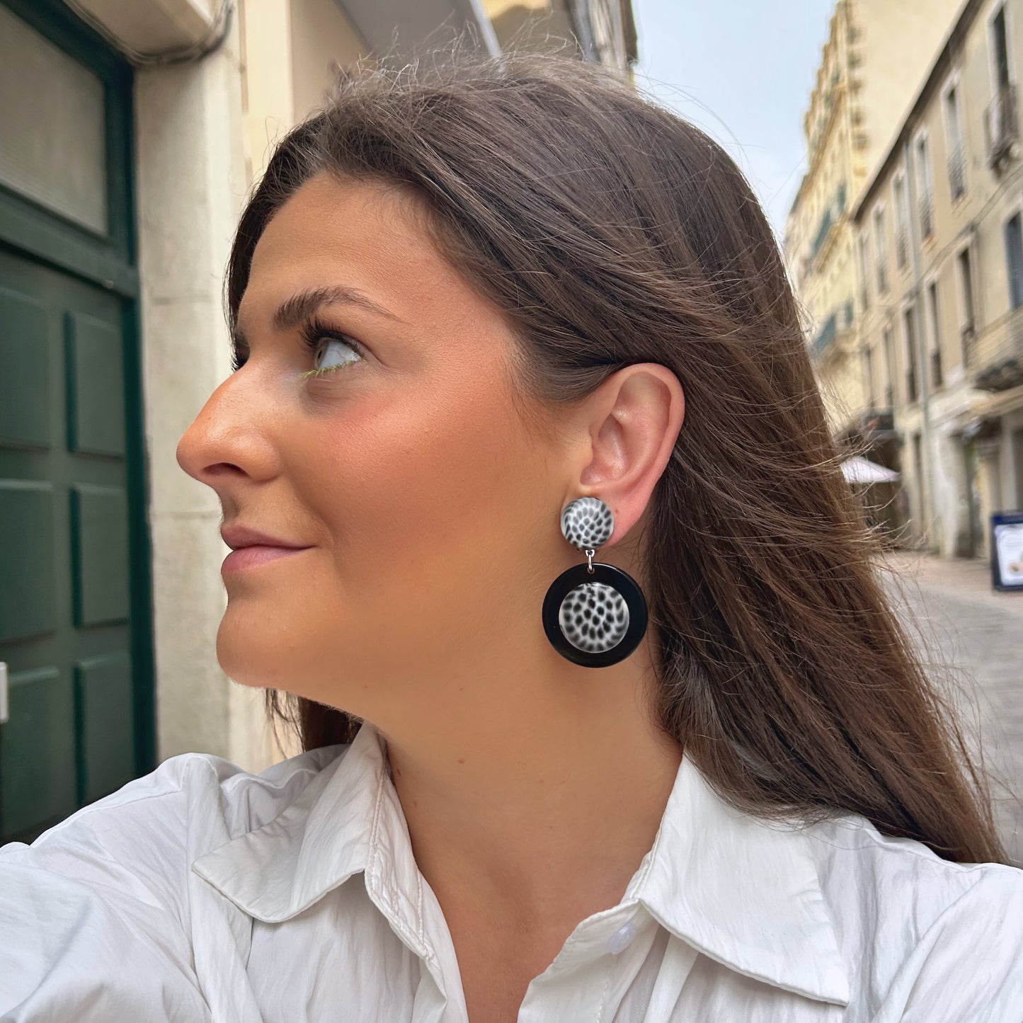 Boucles d'oreilles Maila Magpie Francine Bramli en résine noire avec motif Magpie noir et blanc