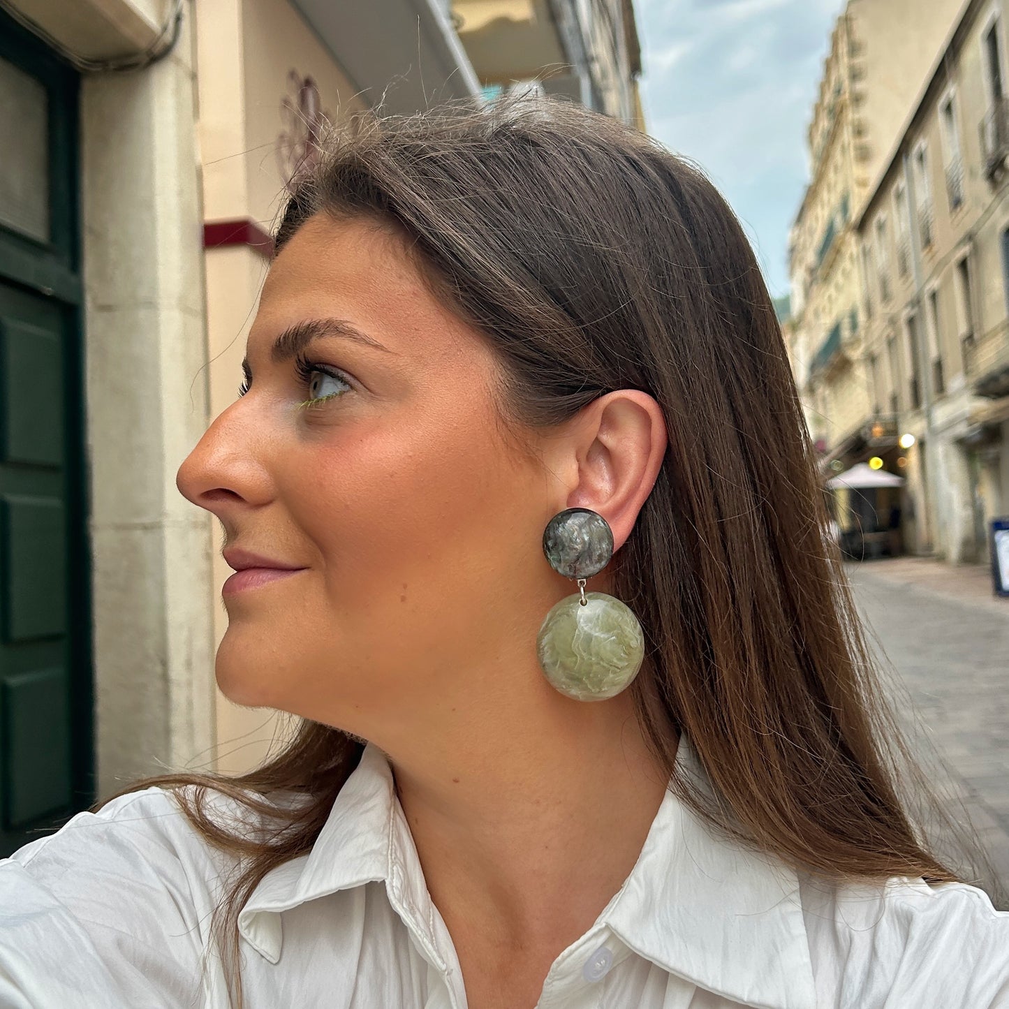 Boucles d'oreilles Maila Sauge Francine Bramli en résine vert sauge nacré et marbré
