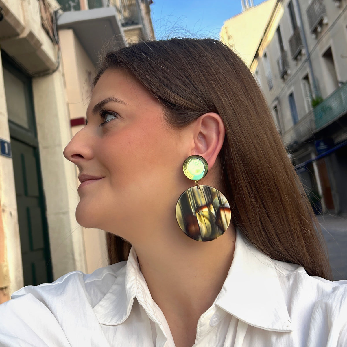 Boucles d’oreilles Mona Onyx à clips Francine Bramli Paris, cabochons ronds vert translucide et grands pendentifs circulaires marbrés marron, noir et kaki.