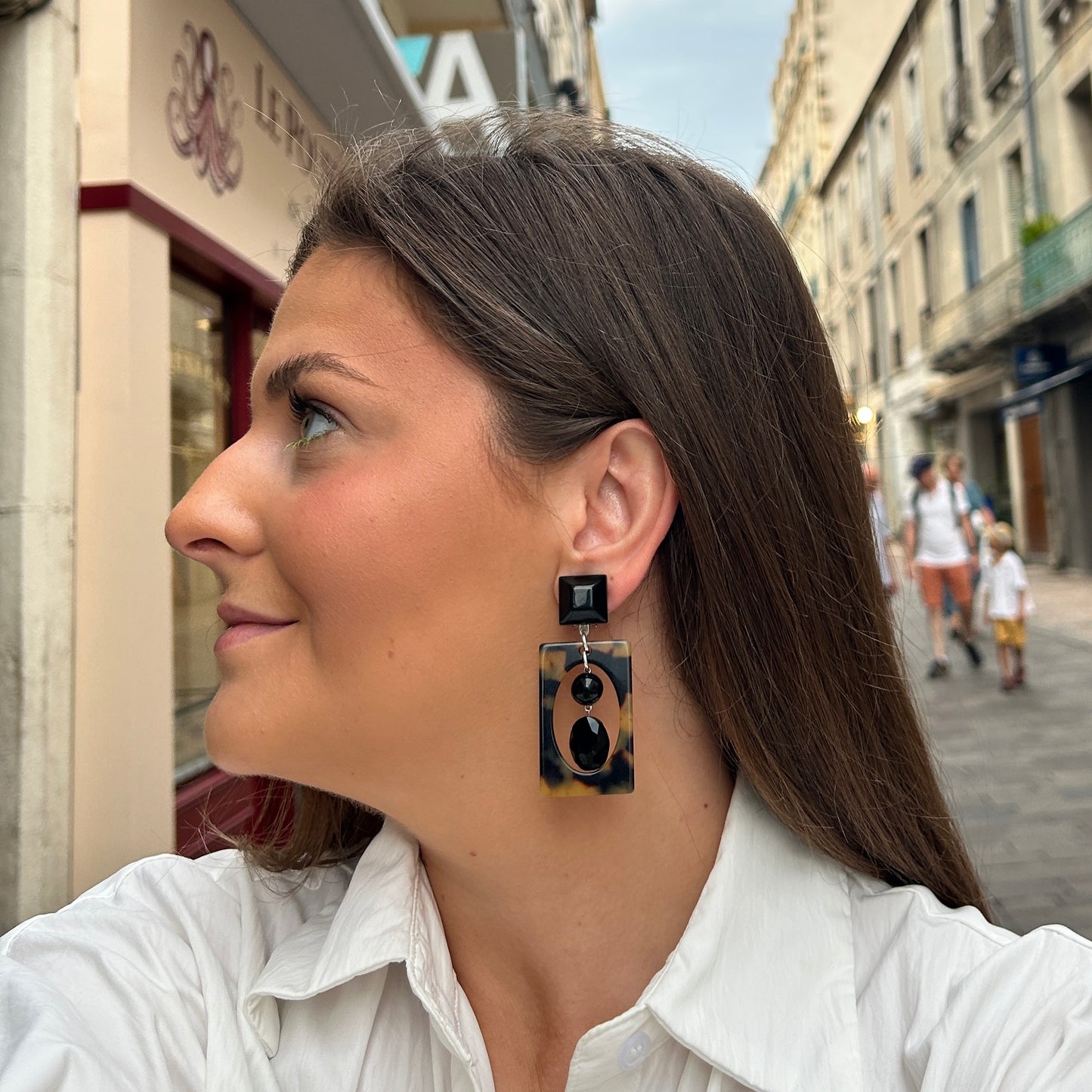 Boucles d'oreilles Noa Écaille de Tokyo Francine Bramli avec rectangle ajouré et perles noires