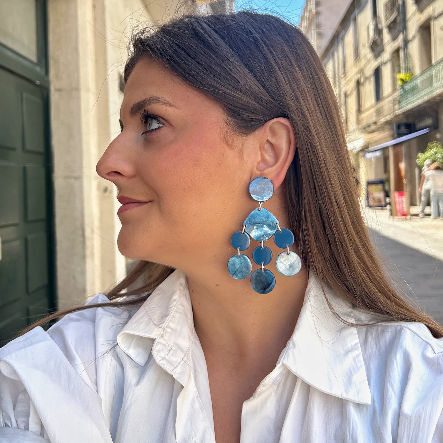 Boucles d’oreilles Pampilles Bleu Francine Bramli Paris avec pampilles rondes bleues et effet nacré lumineux