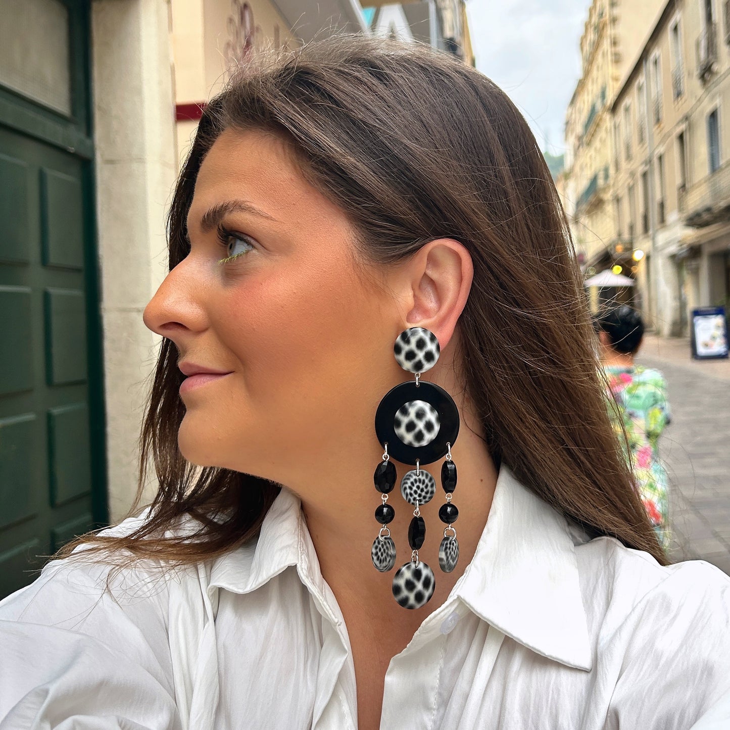 Boucles d'oreilles Pampilles Magpie Francine Bramli noir et blanc à pampilles graphiques