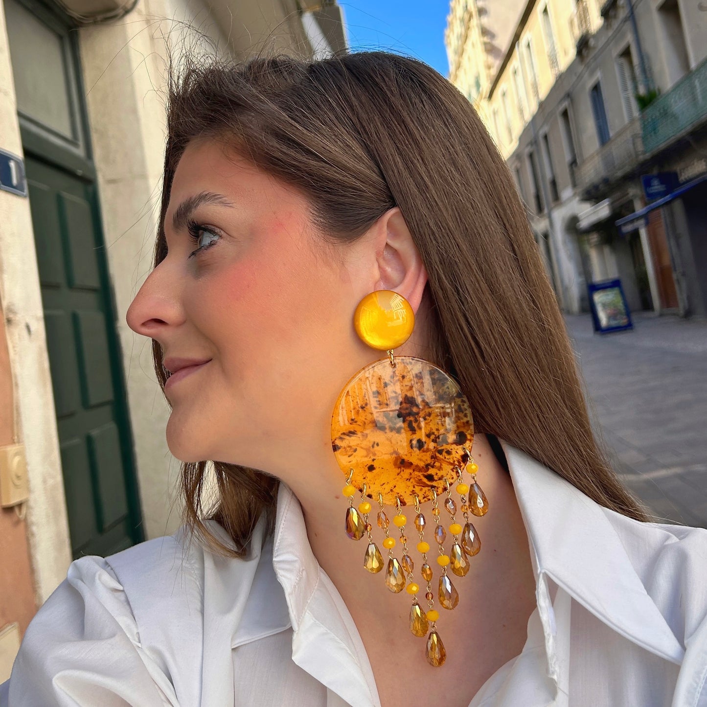 Boucles pampilles ocre portées Francine Bramli Paris