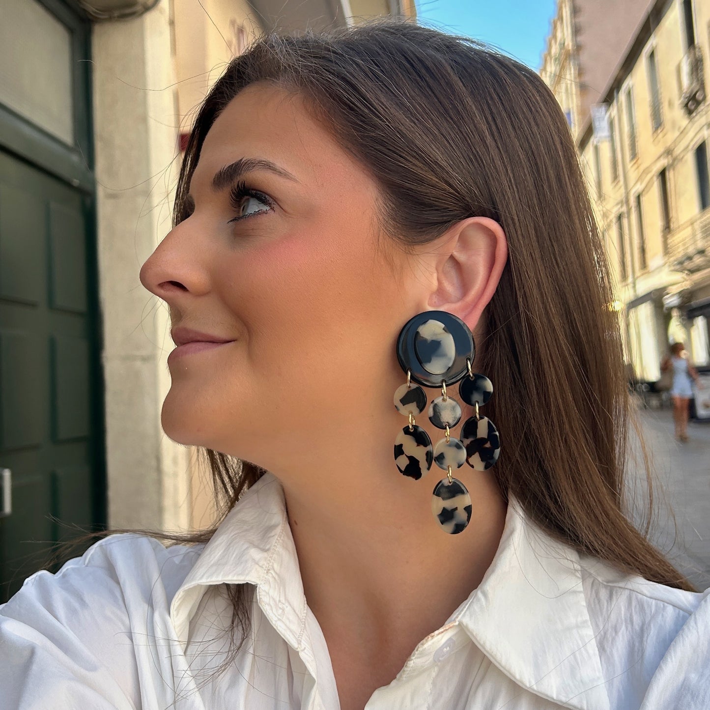 Boucles d’oreilles Papilles écaille noir et blanc Francine Bramli Paris