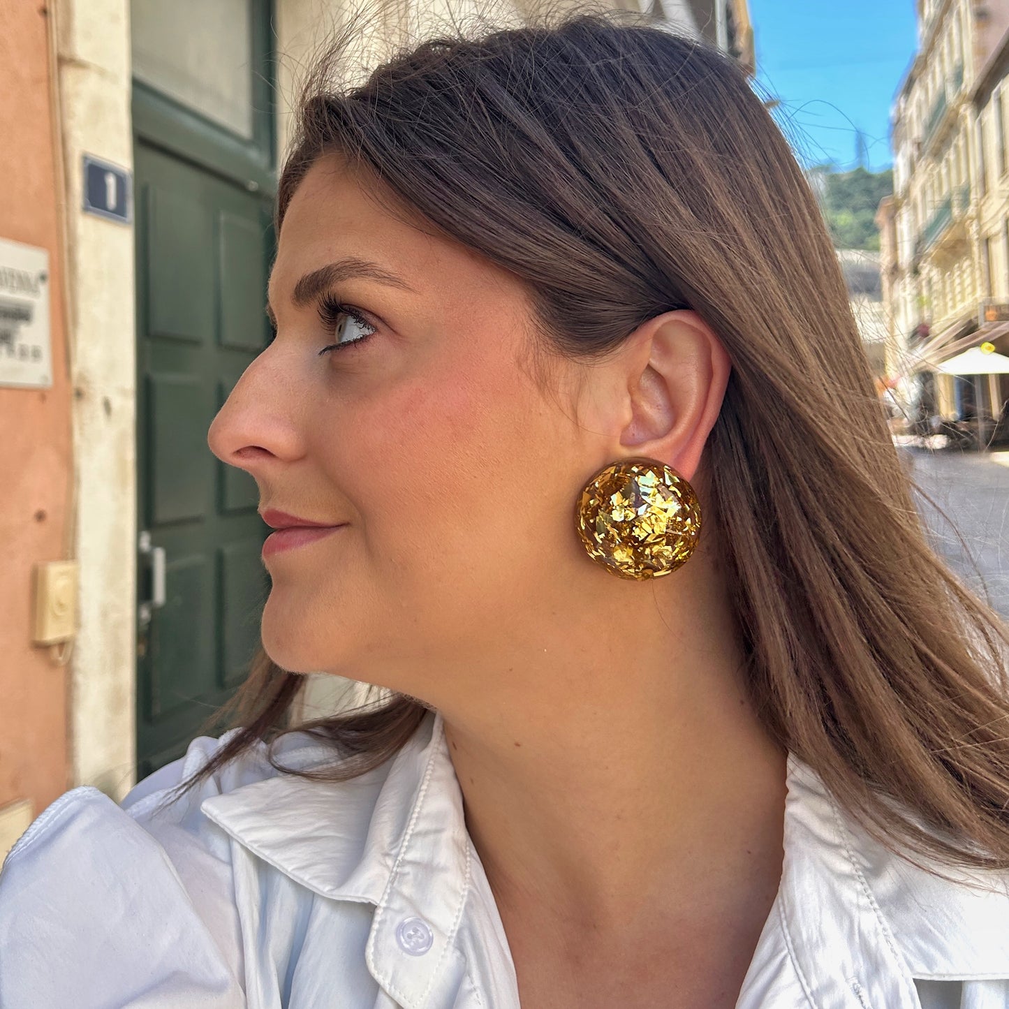 Boucles d’oreilles Rainball doré Francine Bramli Paris résine paillettes or