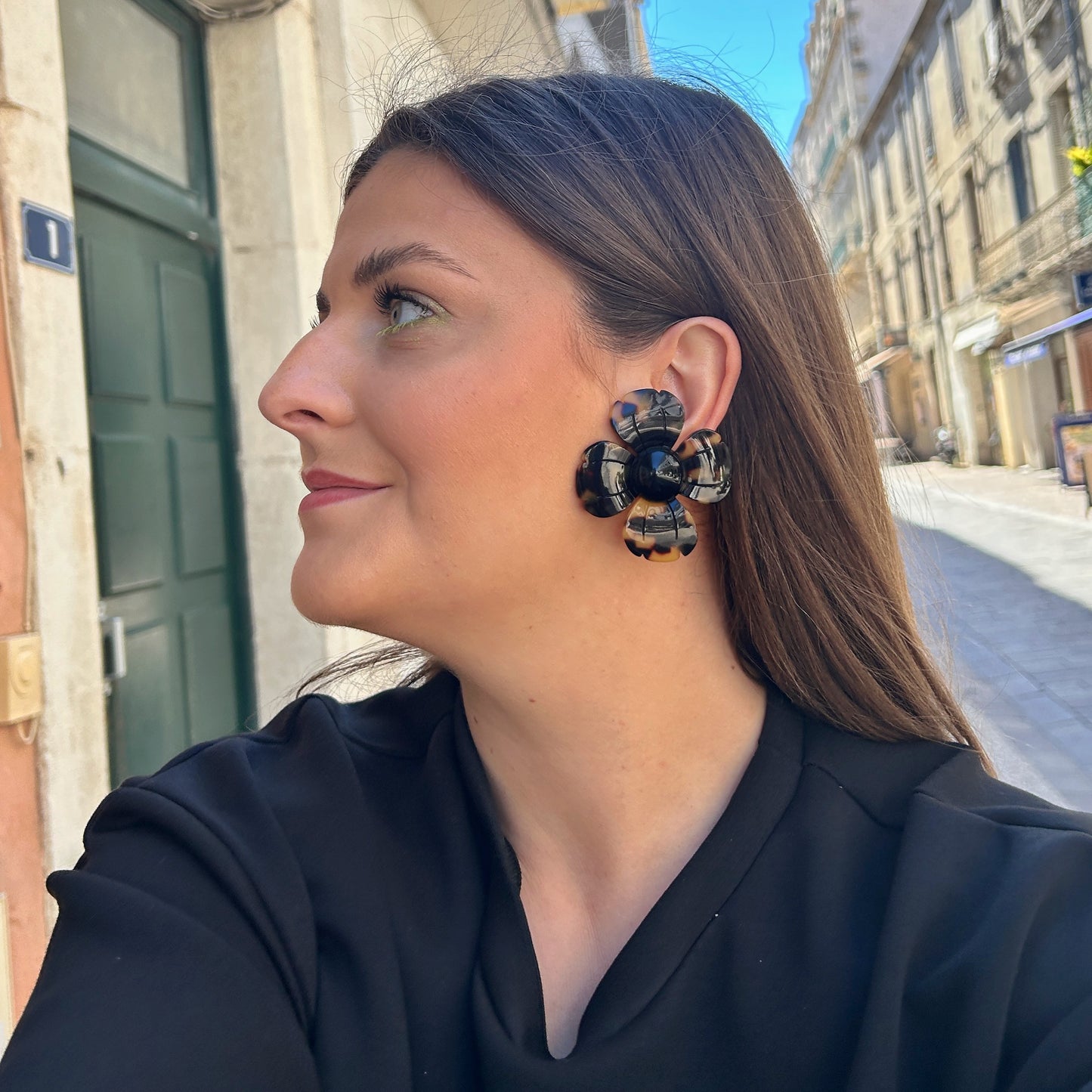 Boucles d’oreilles Rainball Fleur Écaille de Tokyo Francine Bramli Paris en résine écaille forme fleur oversize