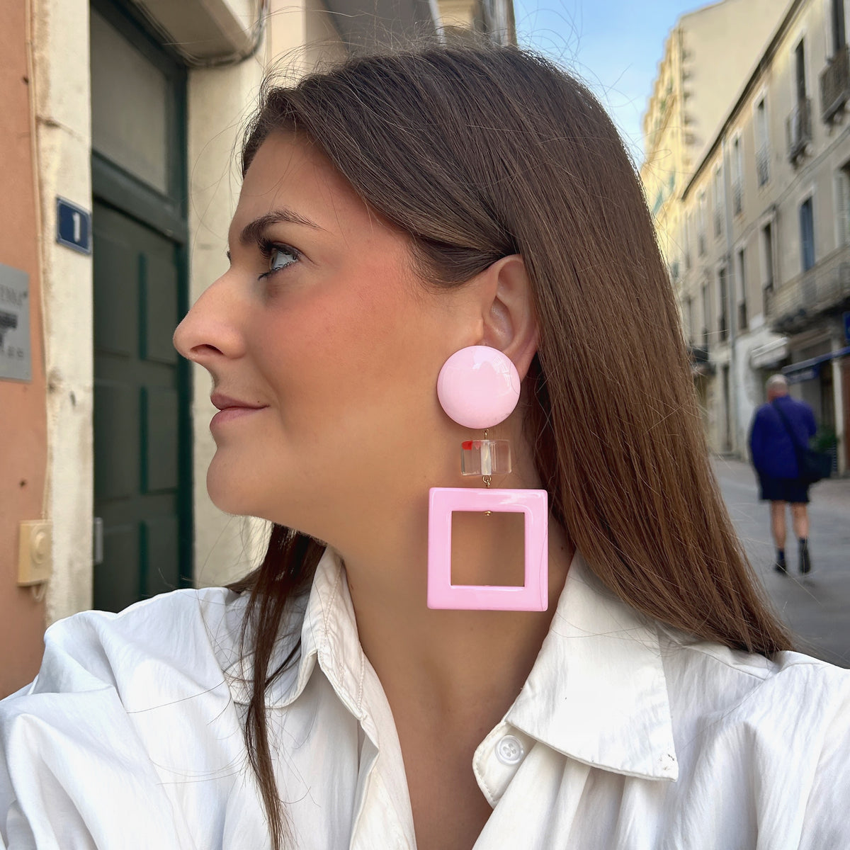 Boucles d’oreilles à clips Reya XL Rose Francine Bramli Paris, cabochons ronds roses, cylindres transparents avec petits cœurs et pendentifs carrés ajourés.