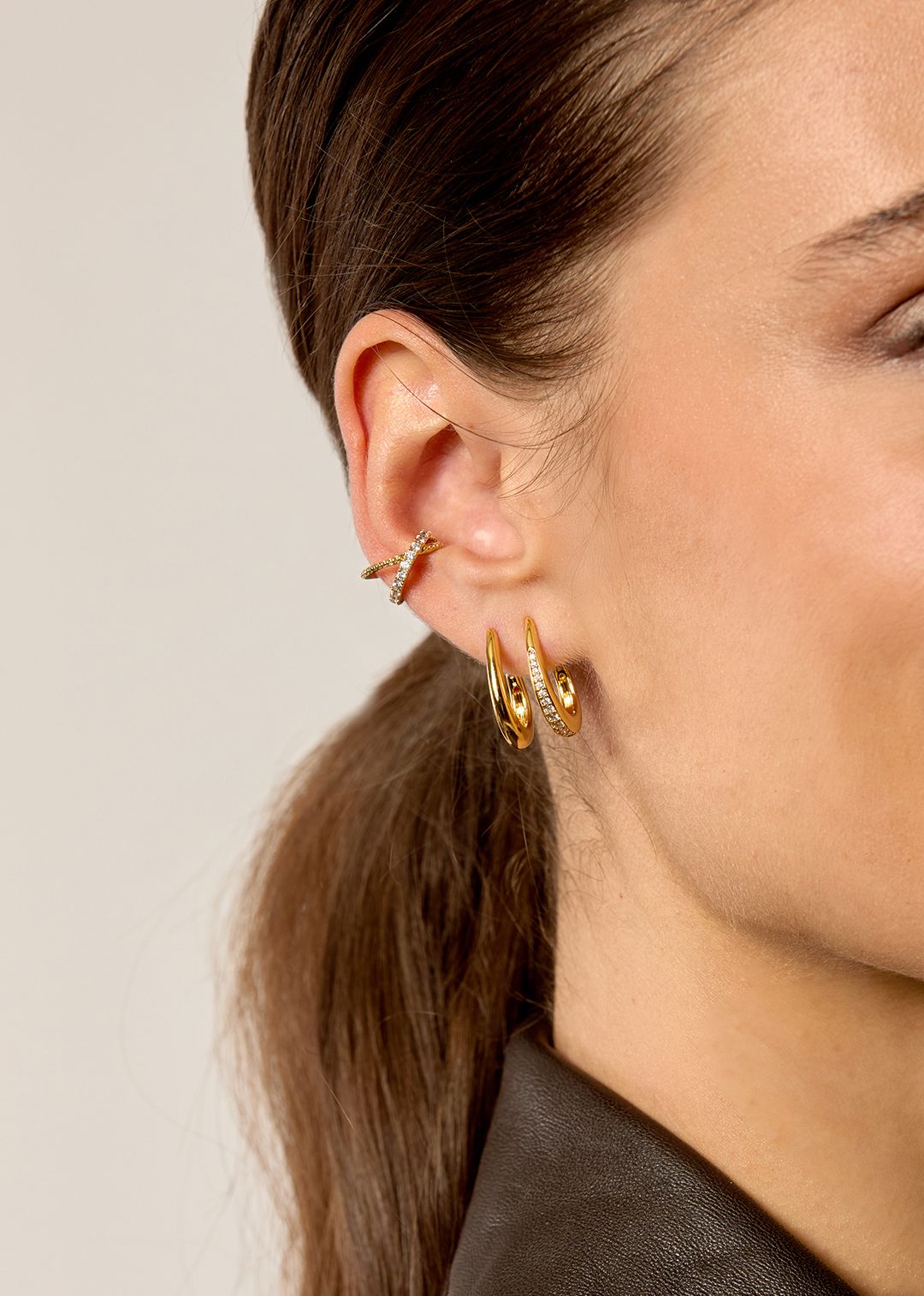 Boucles d’oreilles Shiny Strong Mya Bay portées à l’oreille