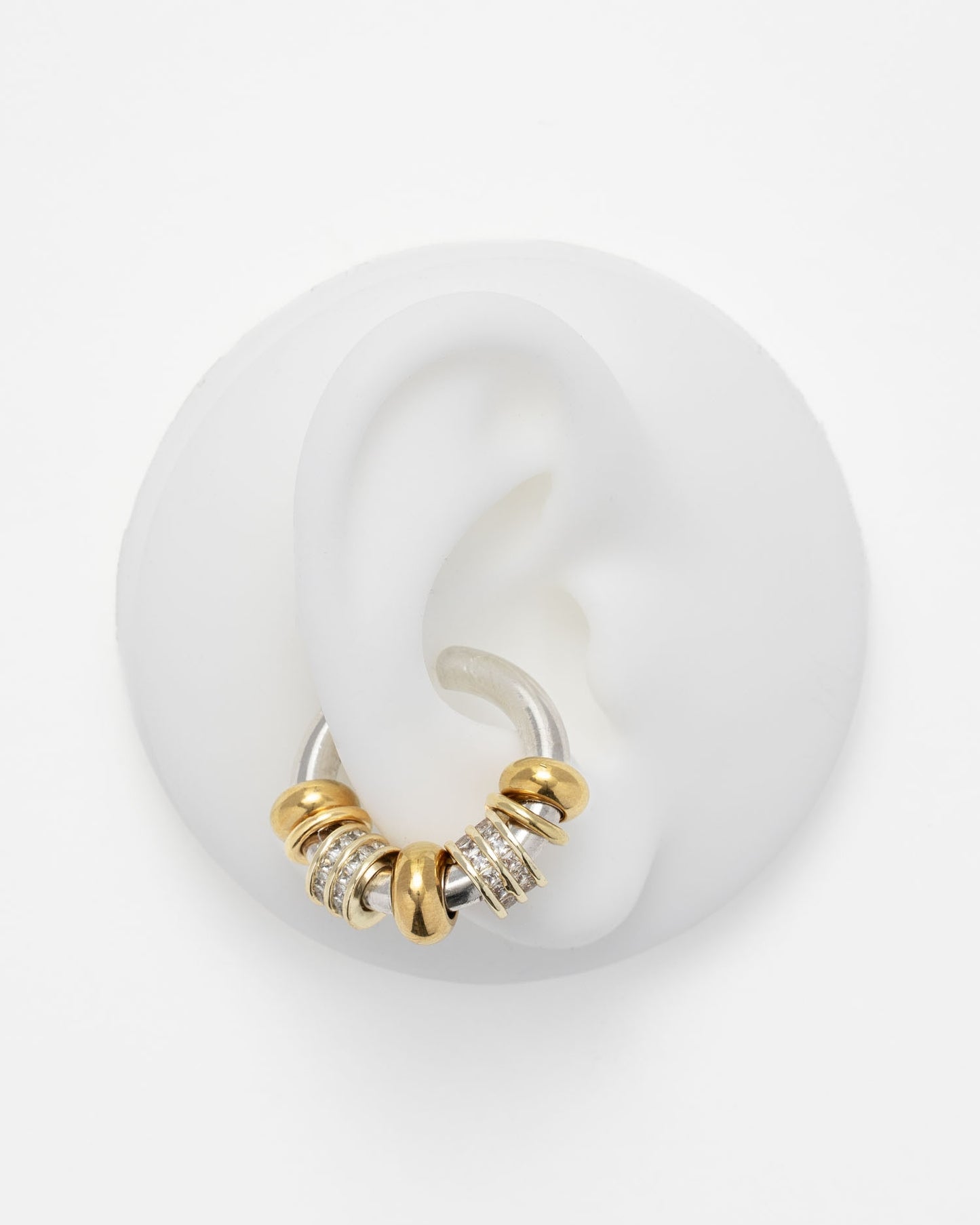 Détail des boucles d’oreilles Sigal Earcuff Āmena argent