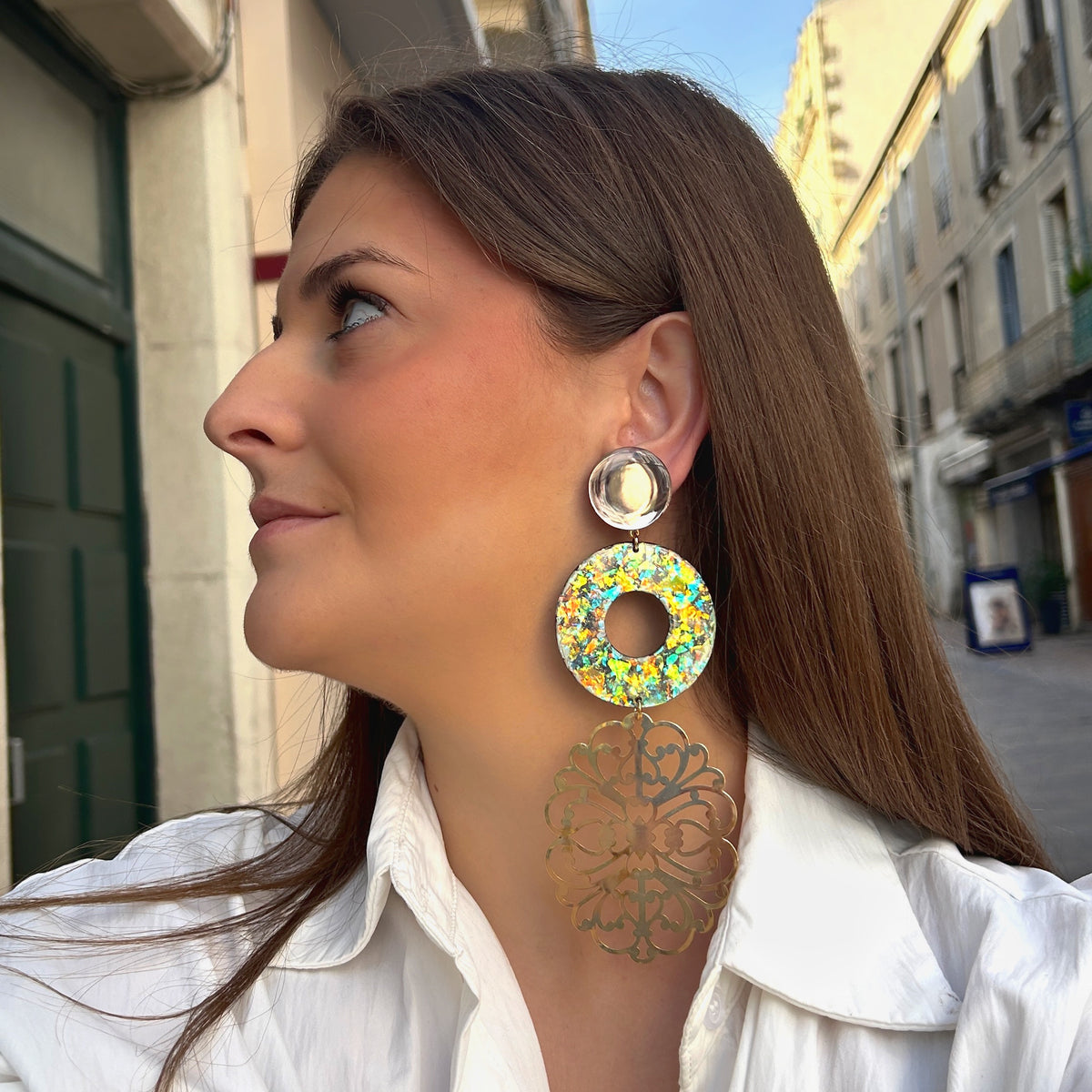 Boucles d’oreilles Solara XL à clips Francine Bramli Paris avec cabochons ronds champagne, anneaux irisés multicolores et grands pendentifs dorés ajourés aux motifs arabesques.