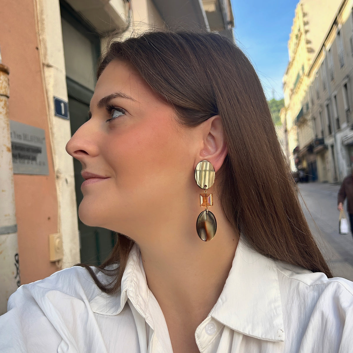 Boucles d’oreilles à clips Solène Onyx Cristal Francine Bramli Paris, ovales marbrés marron noir et cristal champagne.