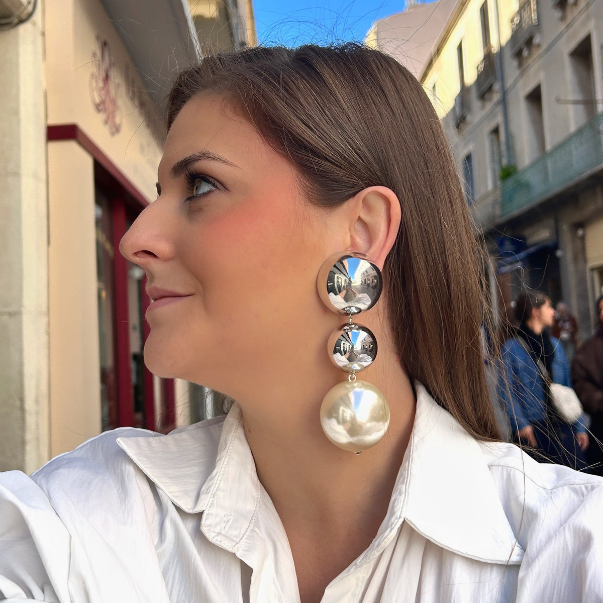 Boucles d'oreilles à clips Sumac Perles Silver XL Francine Bramli Paris, deux sphères argentées effet miroir et grande perle ronde blanche nacrée en pendentif – Divinity Sète.