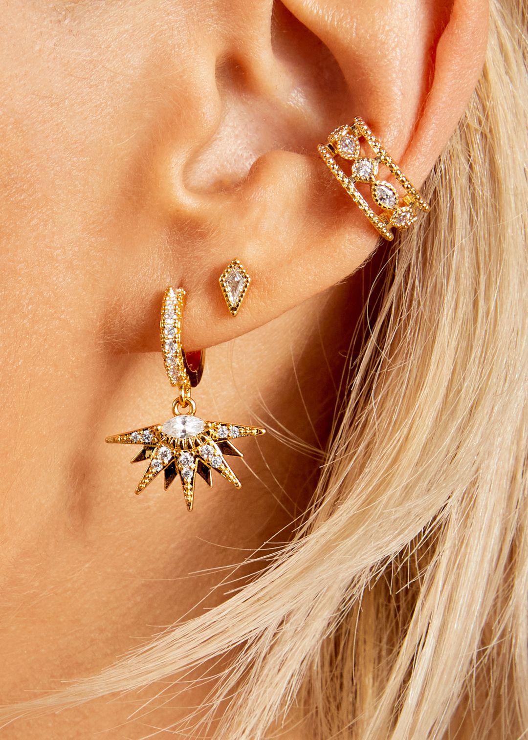 Boucles d’oreilles Sunrise Mya Bay portées à l’oreille