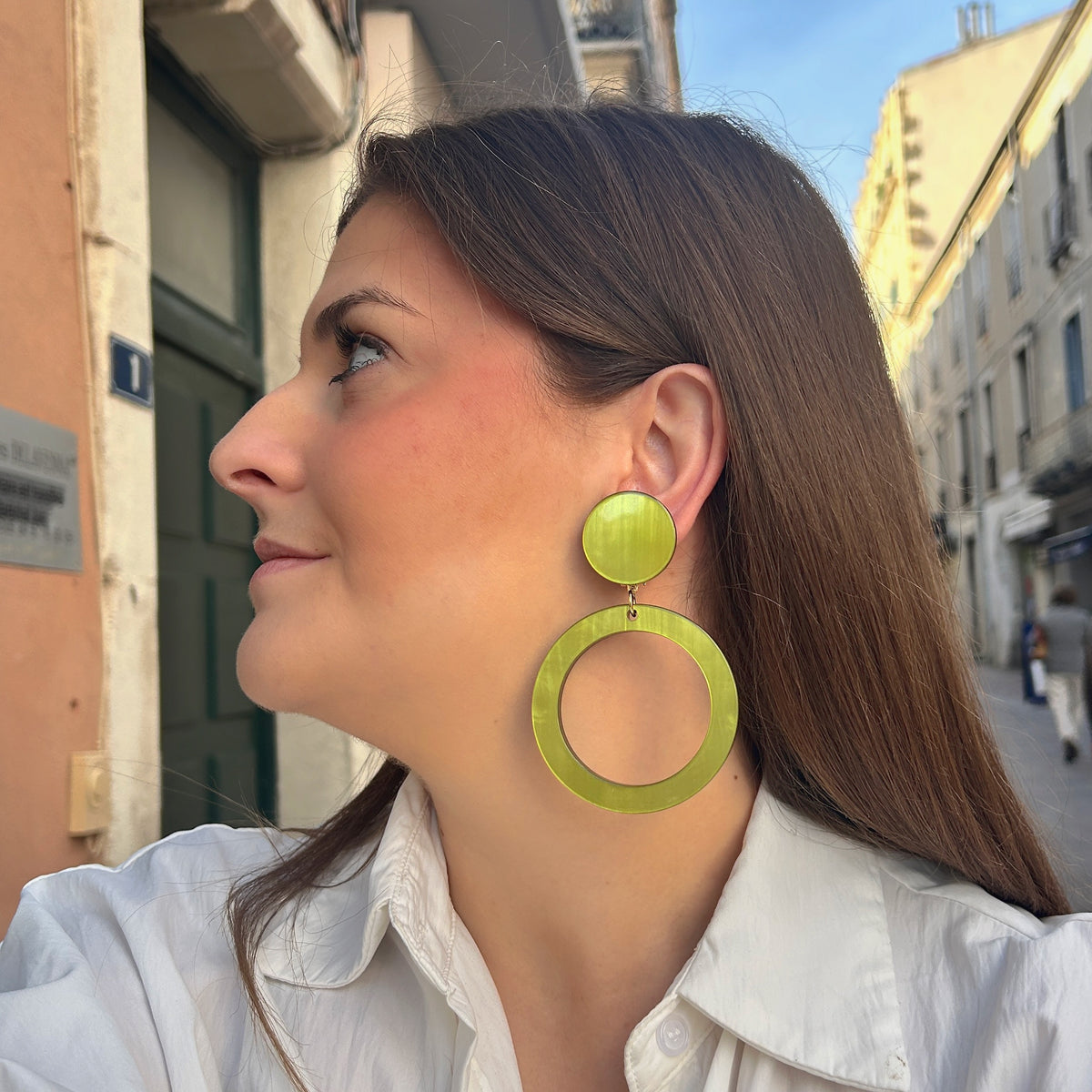 Boucles d’oreilles Veronica Vert à clips Francine Bramli Paris, cabochons ronds vert anis et grands anneaux circulaires ajourés.