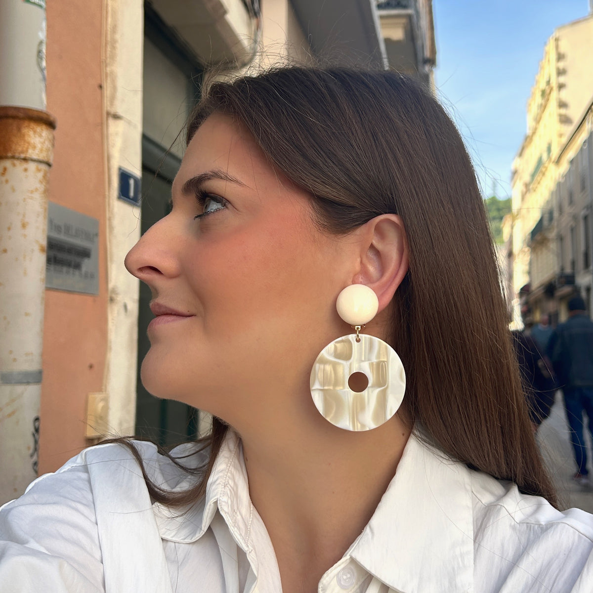 Boucles d’oreilles Yuki Alba XS blanc nacré Francine Bramli Paris