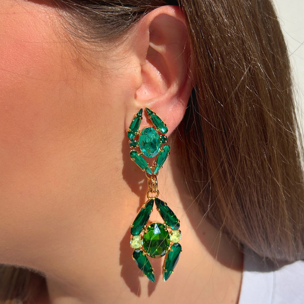 Boucles d’oreilles pendantes à clips Zénith Émeraude Crézus avec cristaux verts et turquoise, pierres ovales et navettes facettées, montures dorées – Divinity Sète